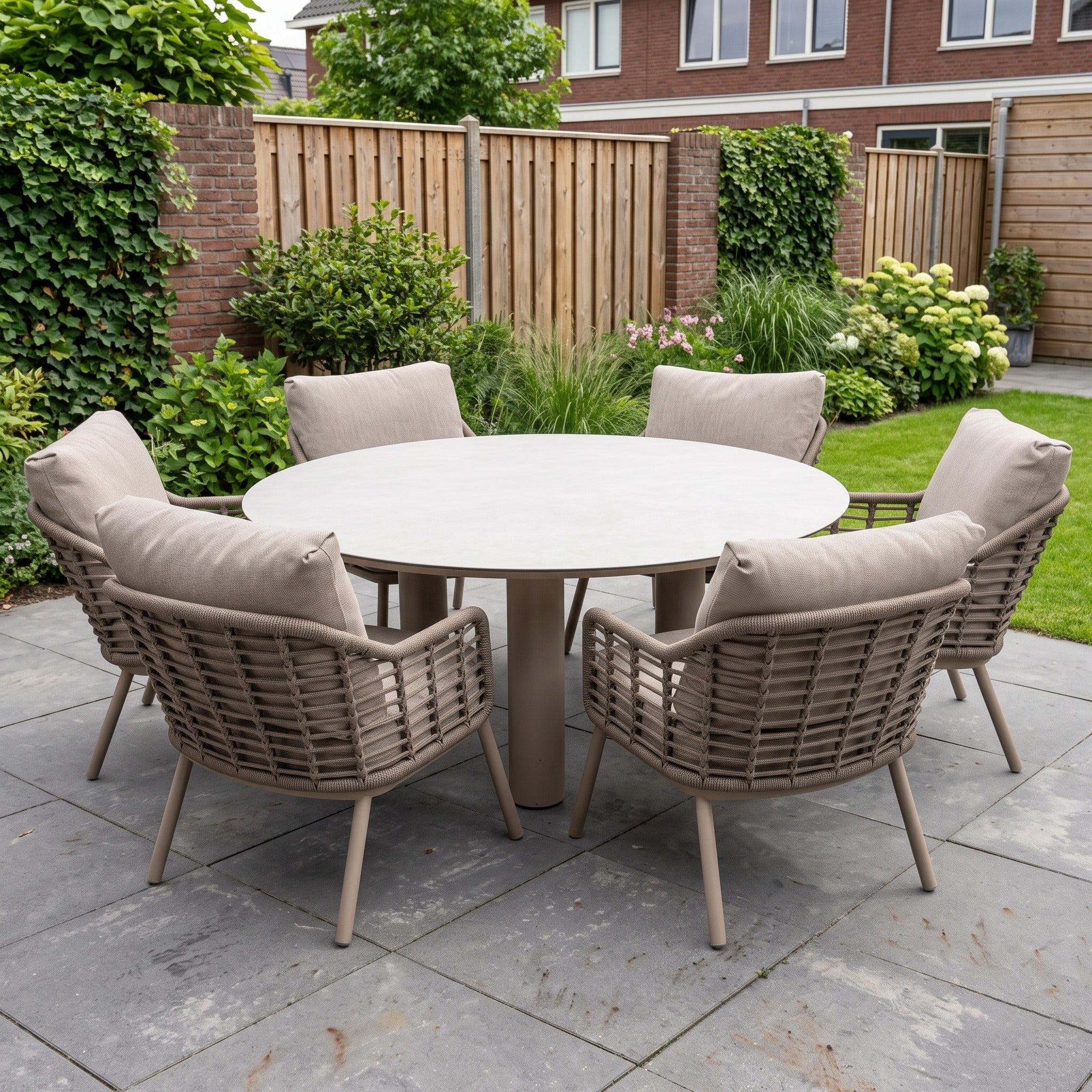 Taste by 4SO 7-delige low-dining set 6x Puglia Low-Dining stoel 1x Donato Low-dining tafel in een Nederlandse tuinomgeving