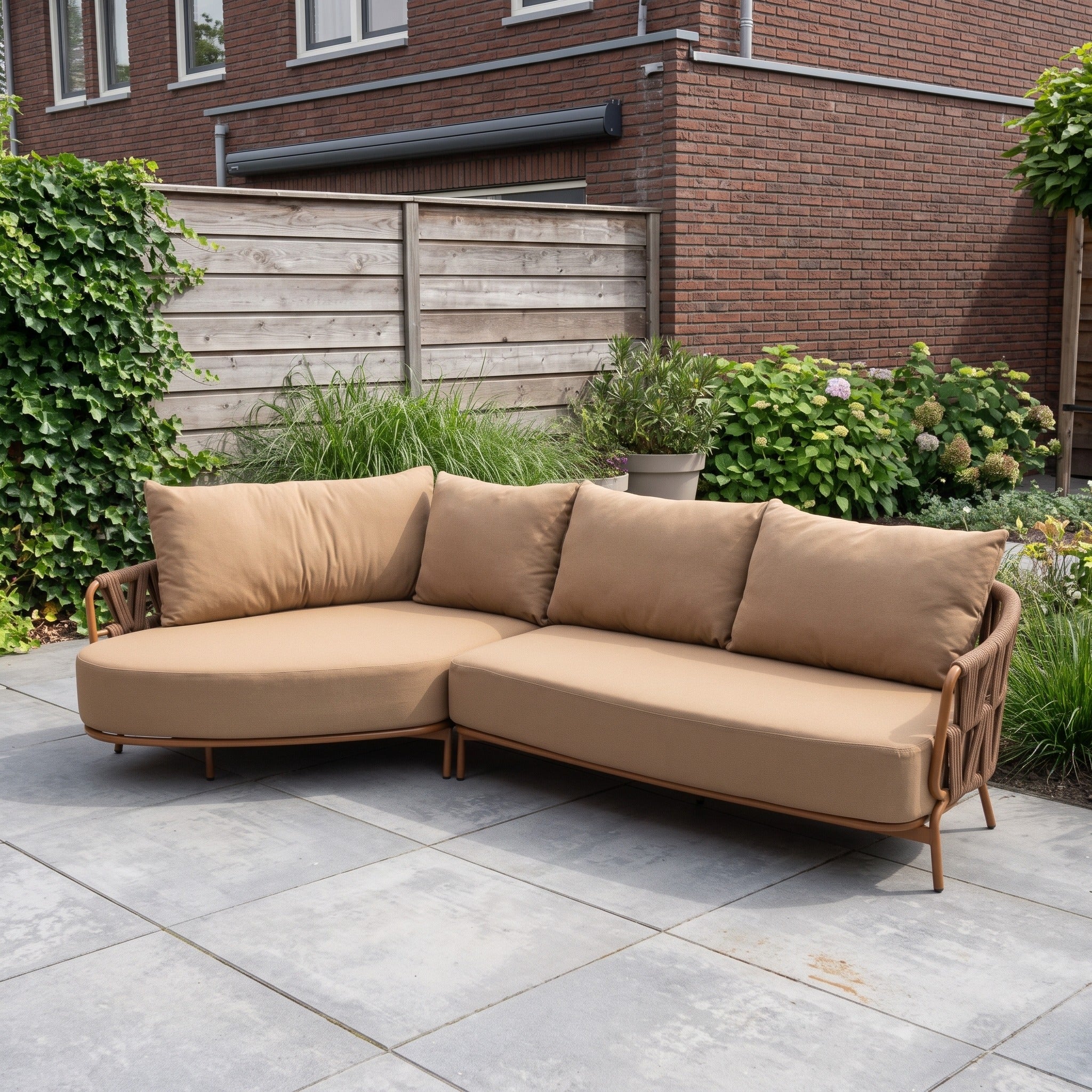 4 Seasons Outdoor Biarritz Loungebank Amber in een Nederlandse tuinomgeving
