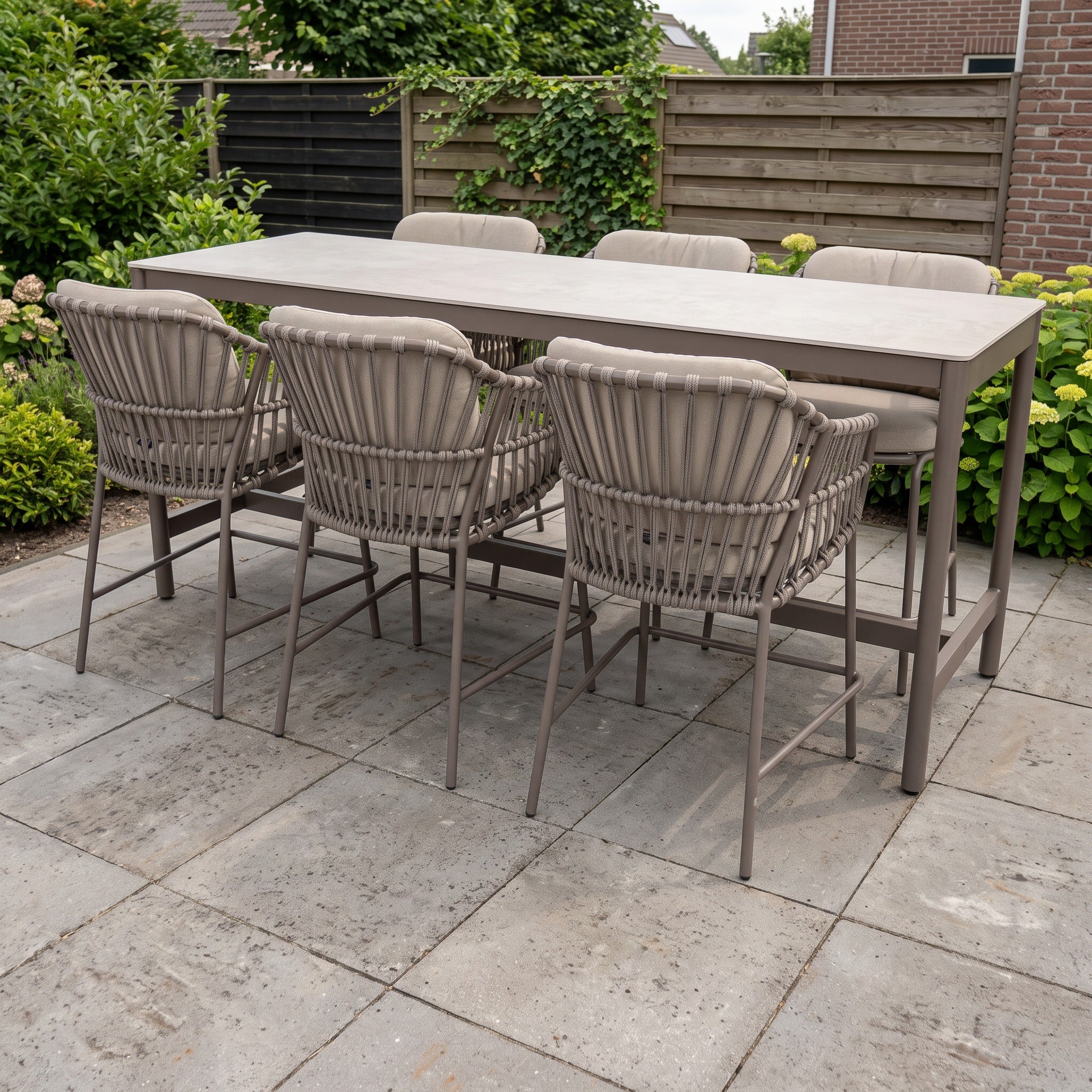 4 Seasons Outdoor 7-delige Dining set 6x Capalbio High stoel Latte 1x Soho dining tafel hoog Latte in een Nederlandse tuinomgeving