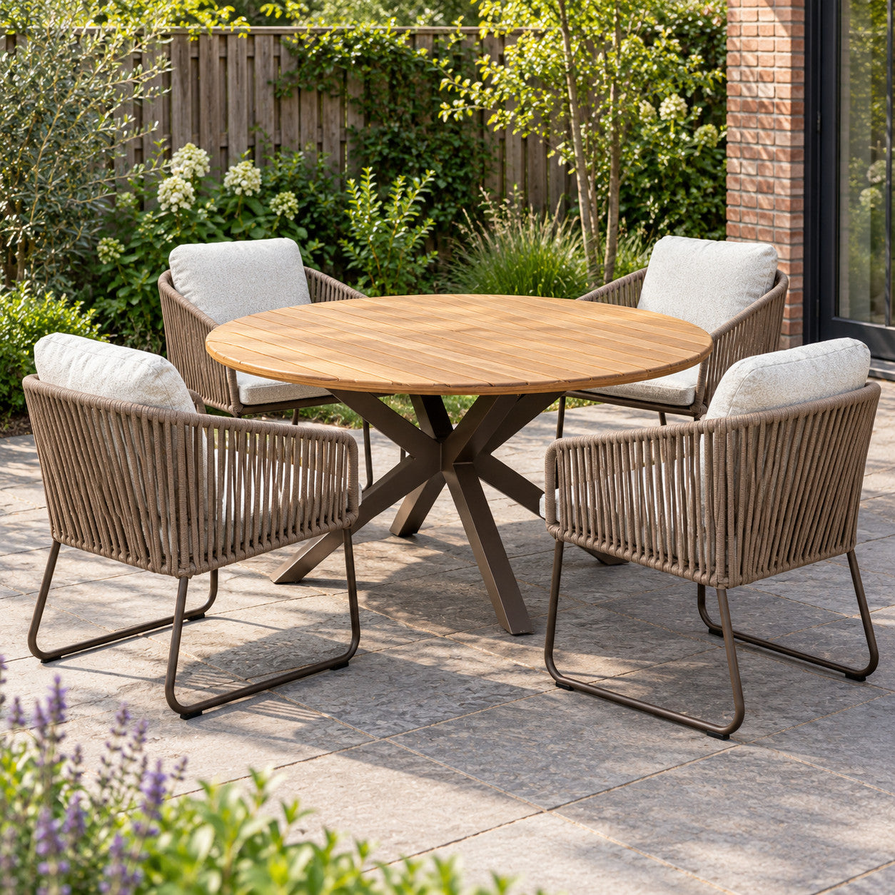 Yoi 5-delige diningset 4x Calera low-Dining stoel 1x Noas tafel R150cm Teak in een Nederlandse tuinomgeving