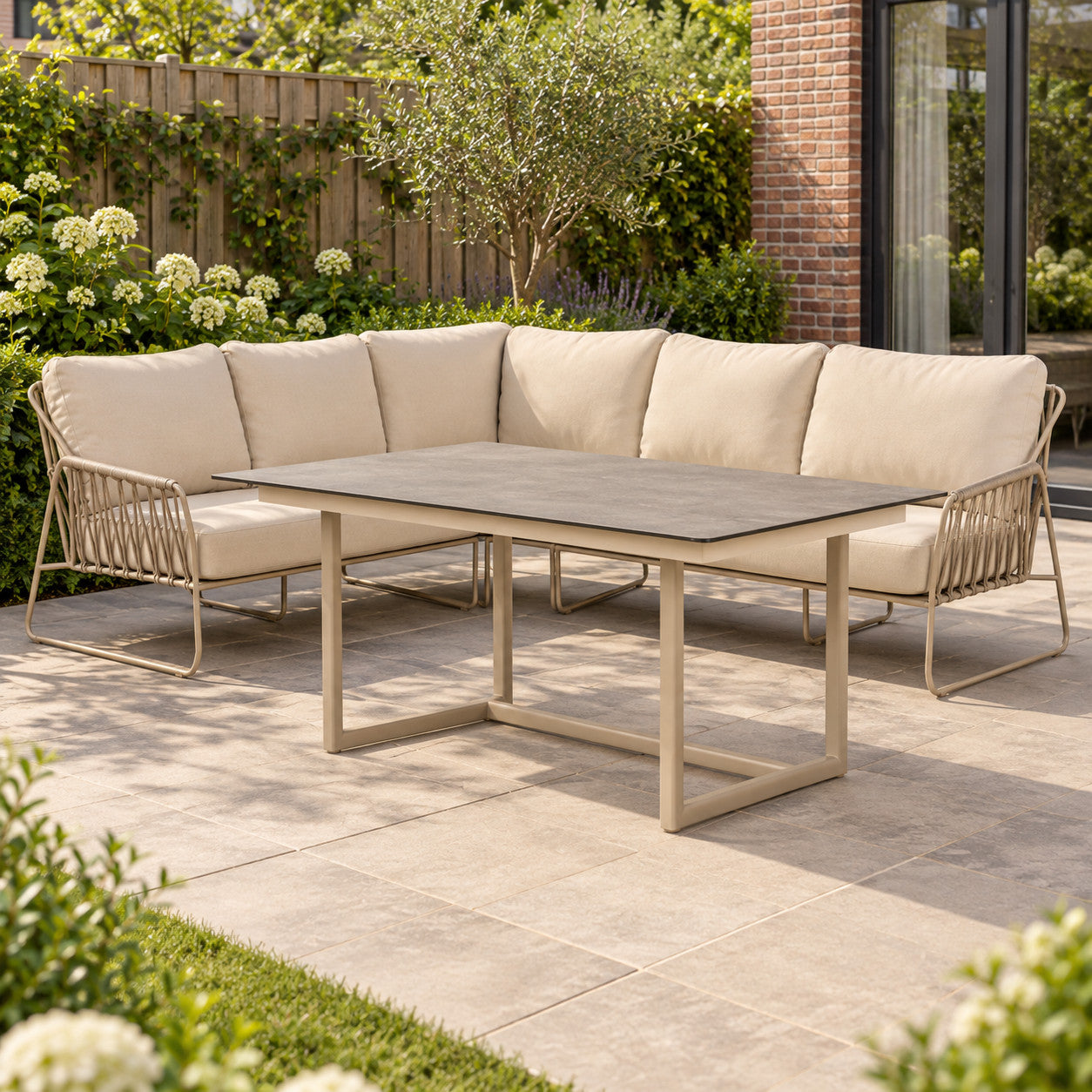 Tierra Outdoor Rivera lounge dining hoekset + Rivera eettafel Champagne in een Nederlandse tuinomgeving