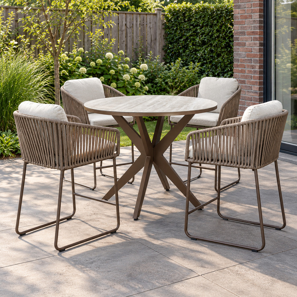 Yoi 5-delige diningset 4x Calera High-Dining stoel brons/wit 1x Calma tafel R120cm brons traverting in een Nederlandse tuinomgeving
