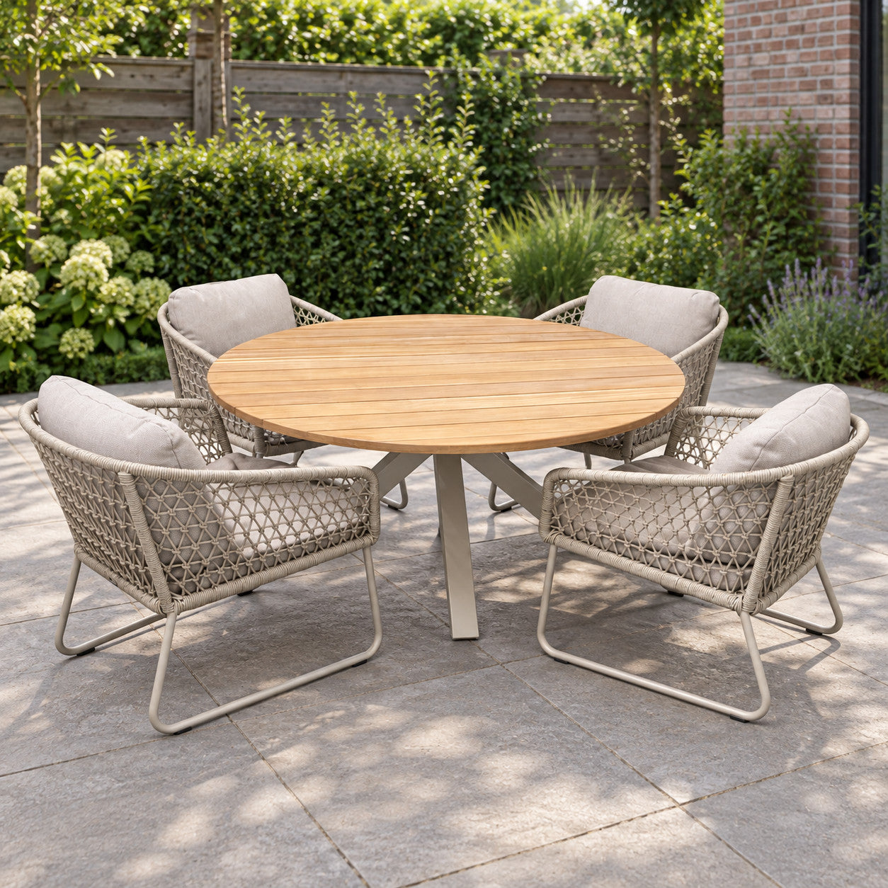 Yoi 5-delige Low Dining set 4x Bara Low Dining Beige 1x Noas Low Dining tafel R150 Salix Teak in een Nederlandse tuinomgeving