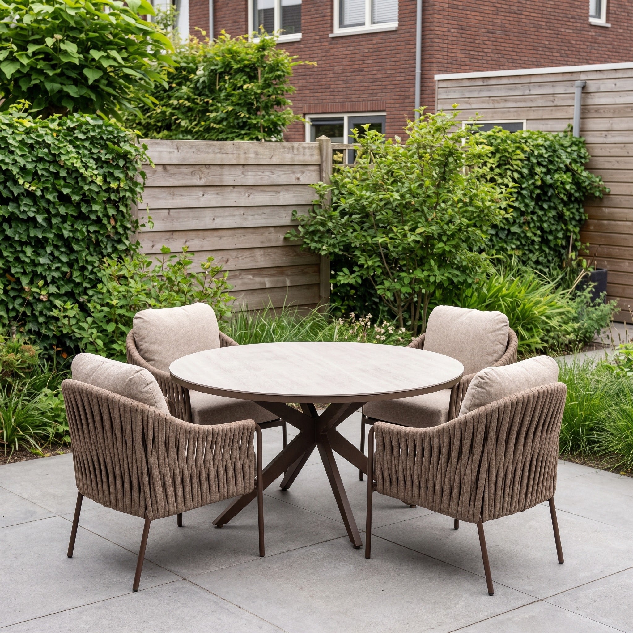 Yoi 5-delige Low Dining set 4x Calma Low Dining Bronze 1x Hydra Low Dining tafel R150 Bronze in een Nederlandse tuinomgeving