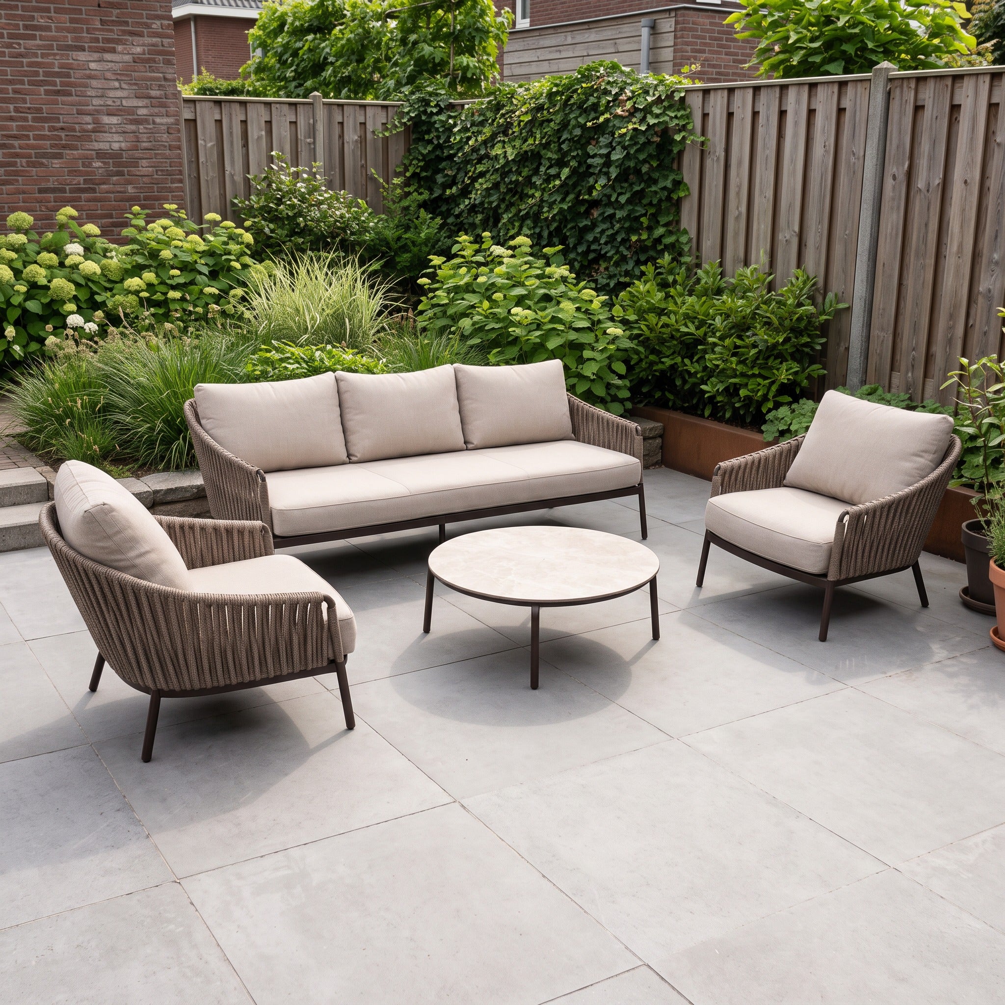 YOI Hydra Lounge Set 3-Zitsbank + 2 Hydra Lounge Stoelen + Vic Salon tafel R73x35 cm in een Nederlandse tuinomgeving