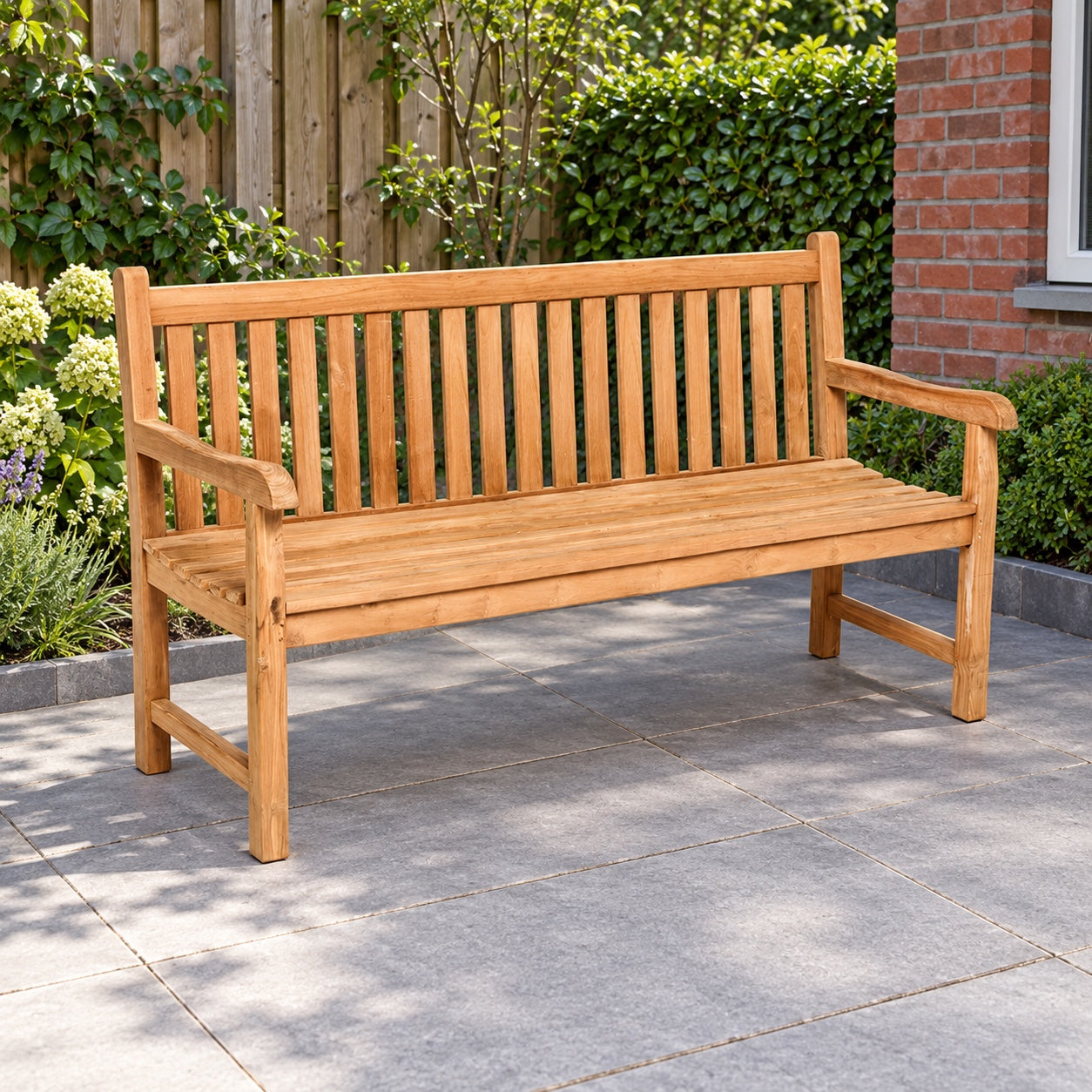 Lukkes Outdoor Cordoba teak bank 120 cm Op=Op in een Nederlandse tuinomgeving