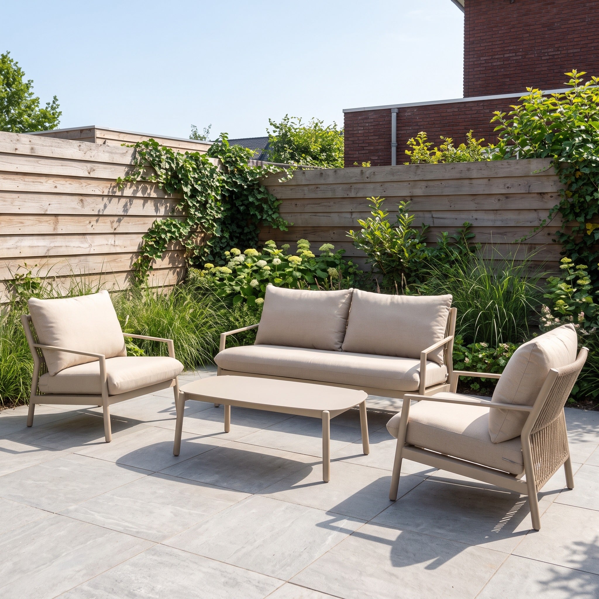 Lukkes Outdoor Monti loungebankset Champagne Op=Op in een Nederlandse tuinomgeving