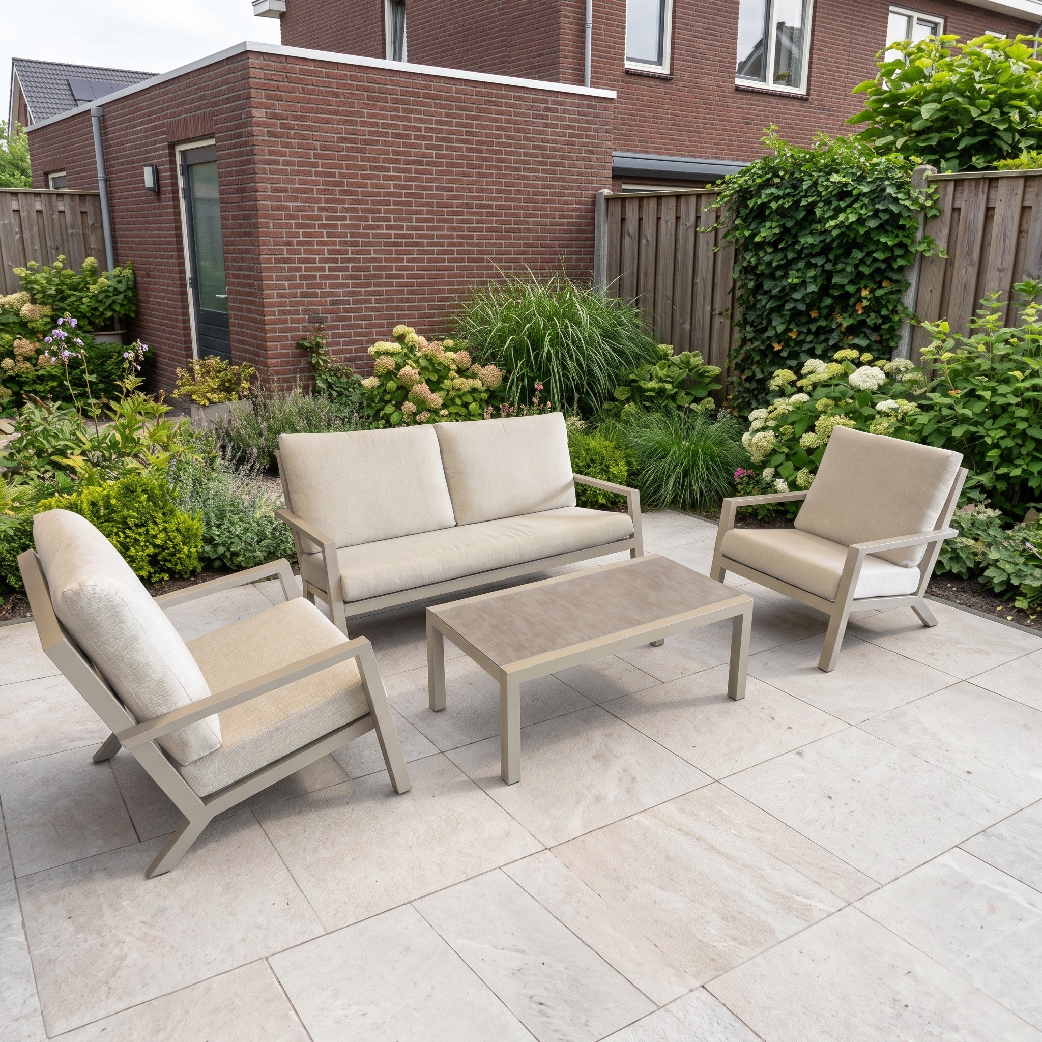Lukkes Outdoor Azzurro loungeset Champagne Op=Op in een Nederlandse tuinomgeving