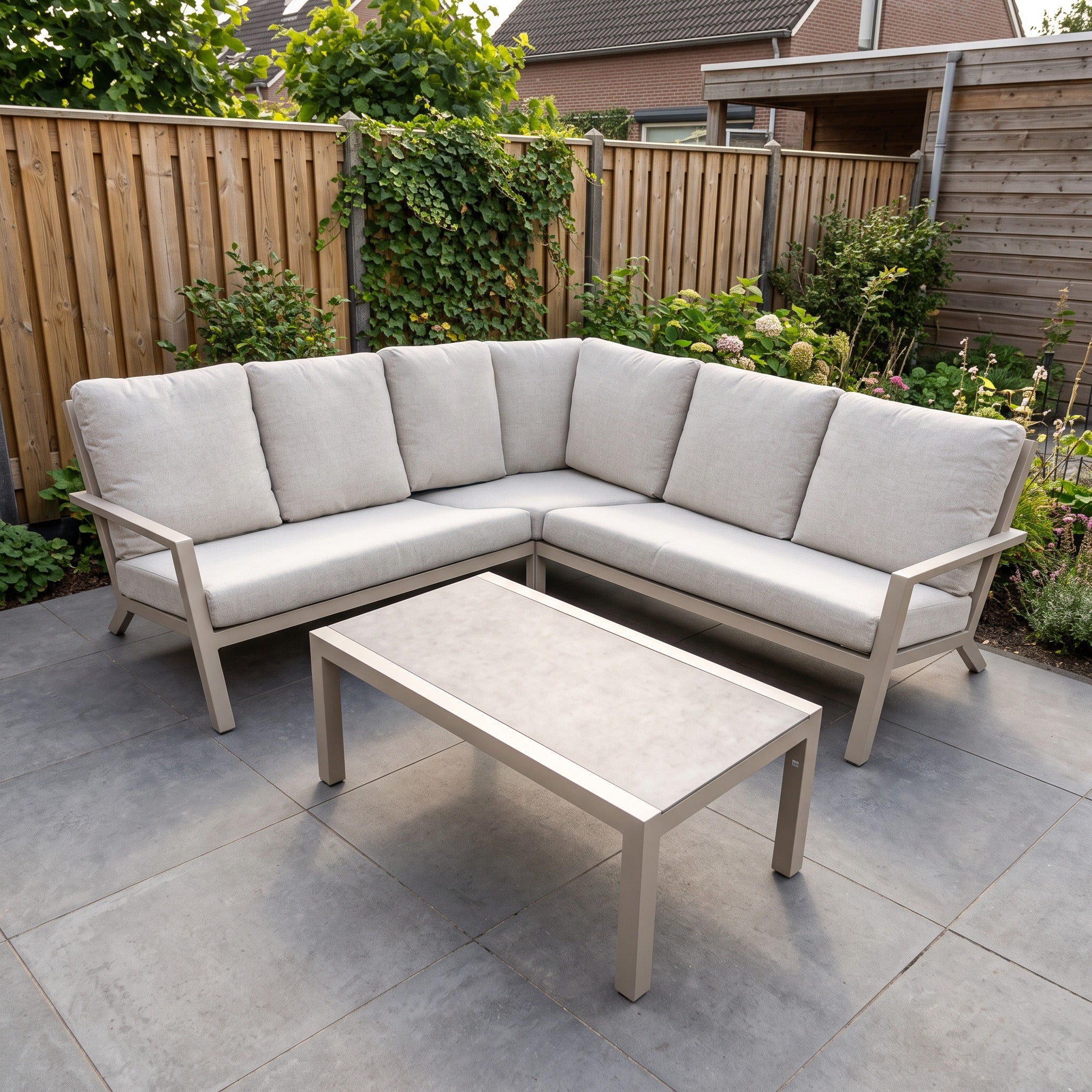 Lukkes Outdoor Azzurro hoekset Champagne Op=Op in een Nederlandse tuinomgeving