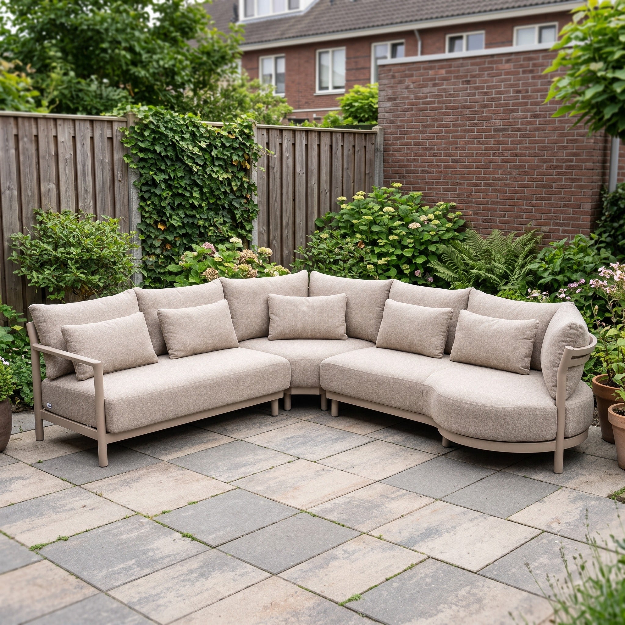 4 Seasons Outdoor 3-delige Mykonos Hoekset Latte in een Nederlandse tuinomgeving