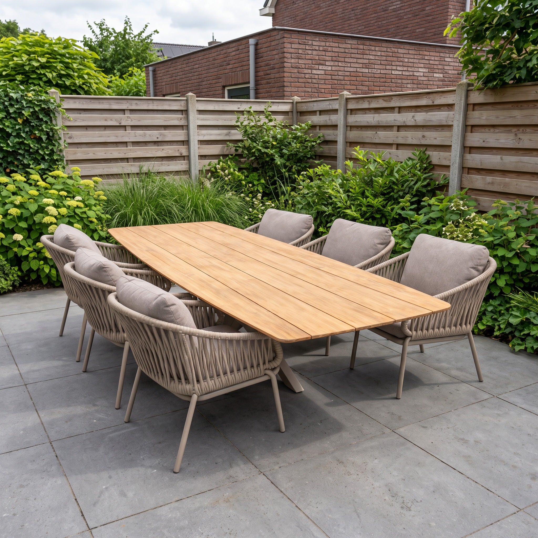 Yoi 7-delige Diningset 6x Comillas stoel Salix Beige 1x Salema diningtafel Salix Teak in een Nederlandse tuinomgeving