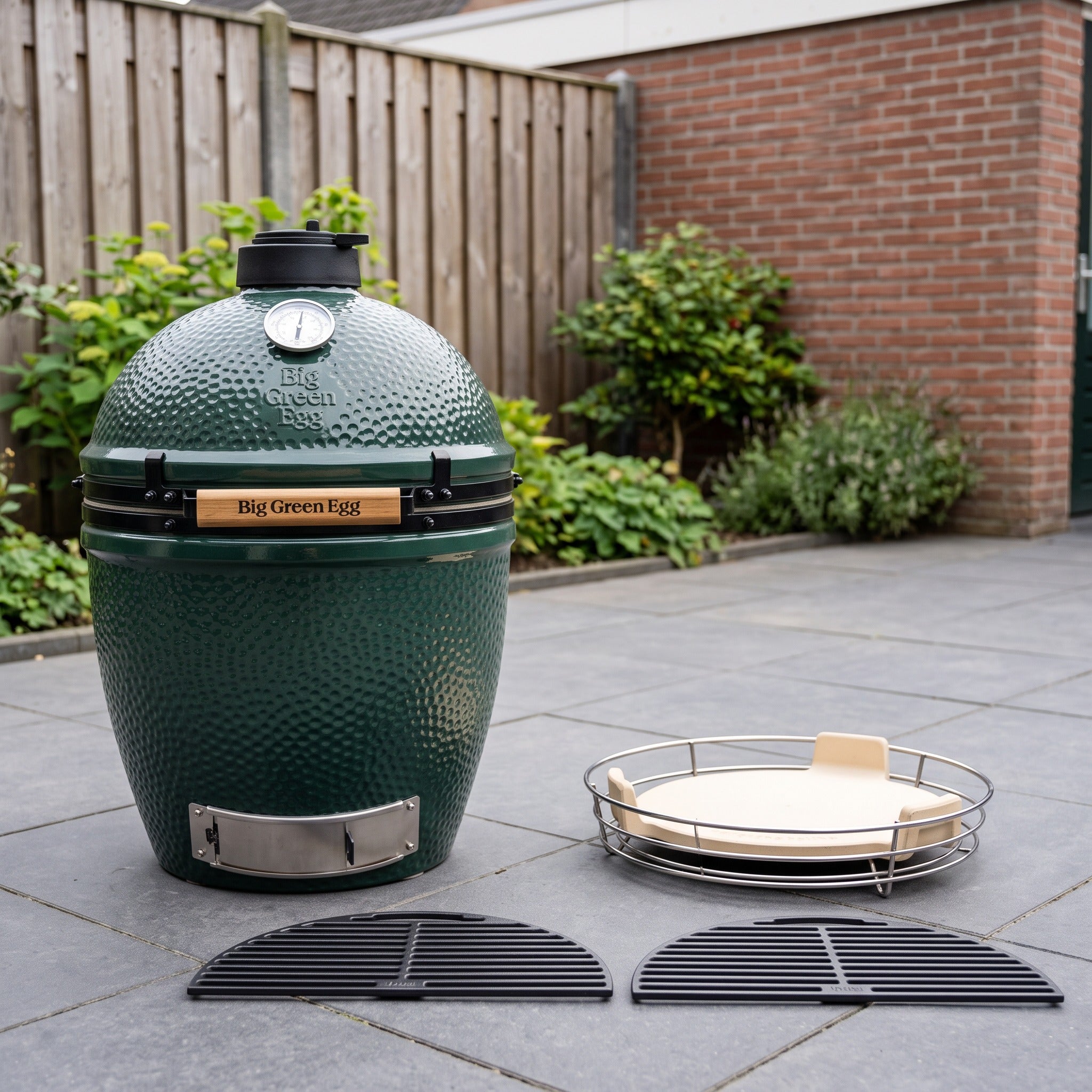 Big Green Egg Large Start Collection in een Nederlandse tuinomgeving