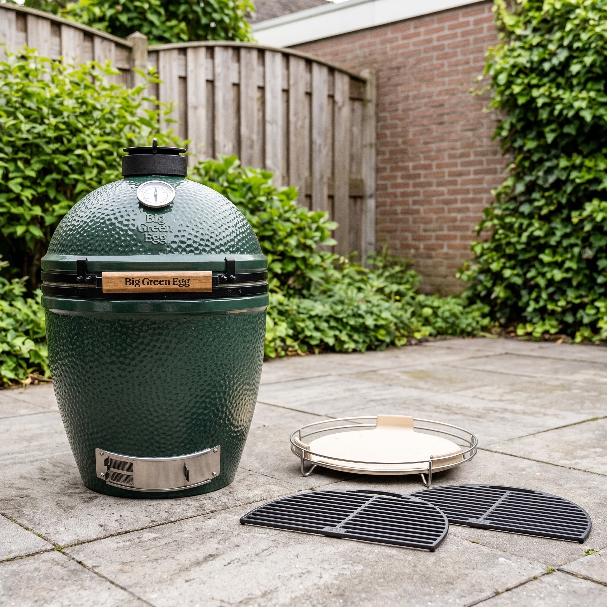 Big Green Egg Large Master Set in een Nederlandse tuinomgeving