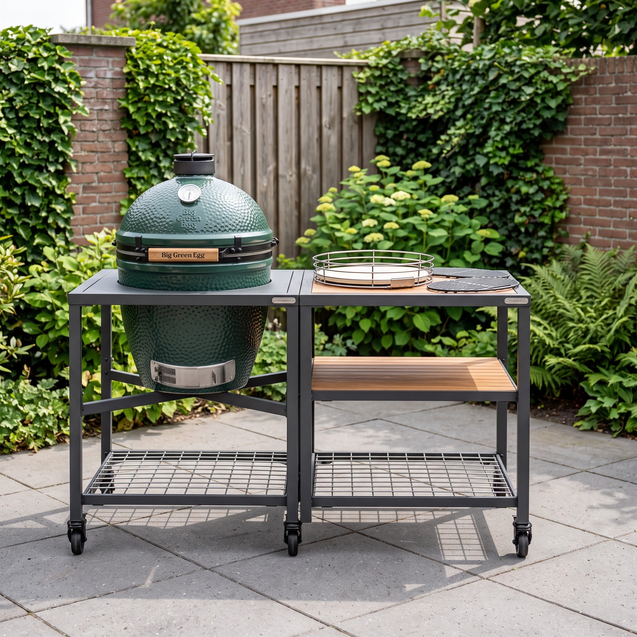 Big Green Egg Large Outdoor Kitchen in een Nederlandse tuinomgeving