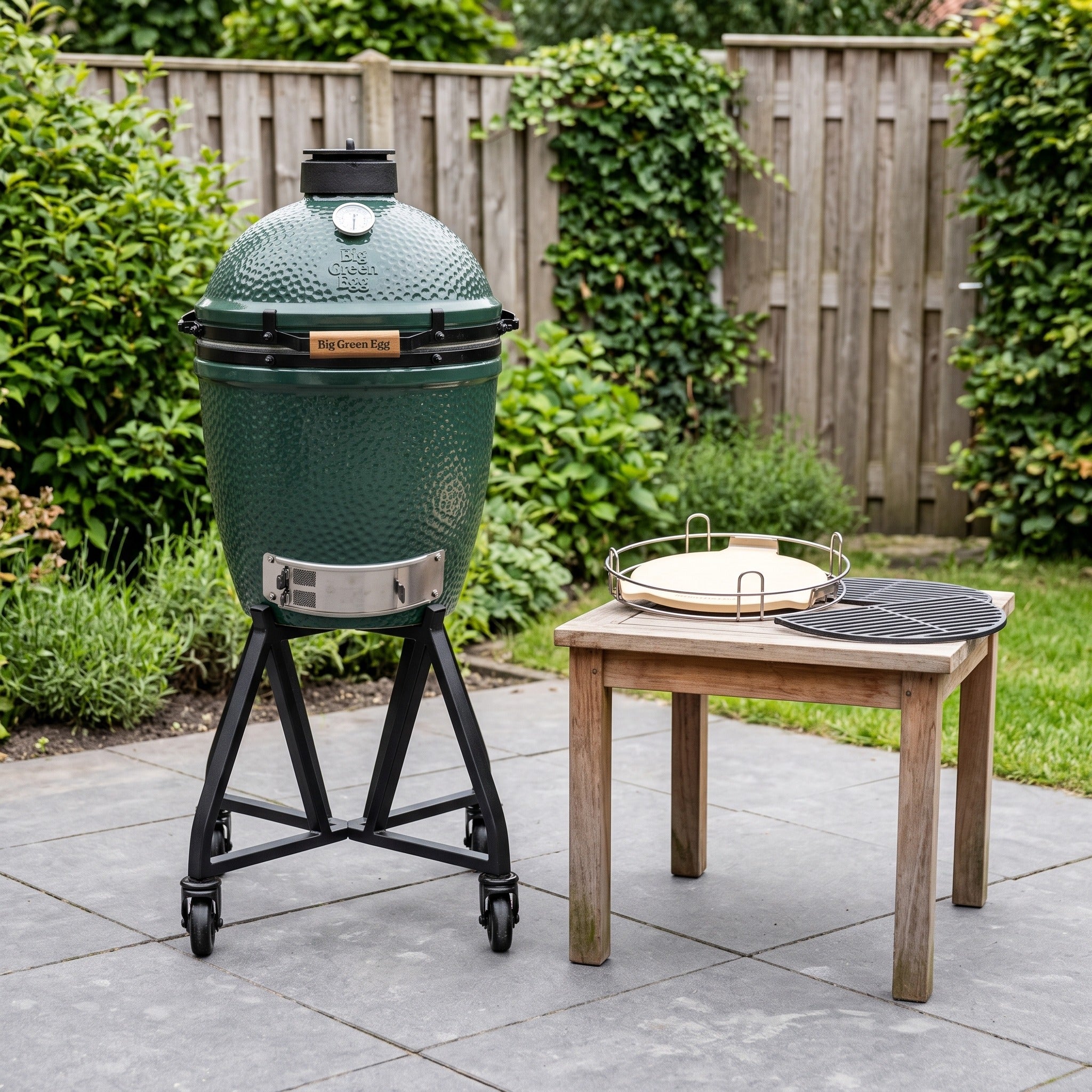 Big Green Egg Medium Master Set in een Nederlandse tuinomgeving
