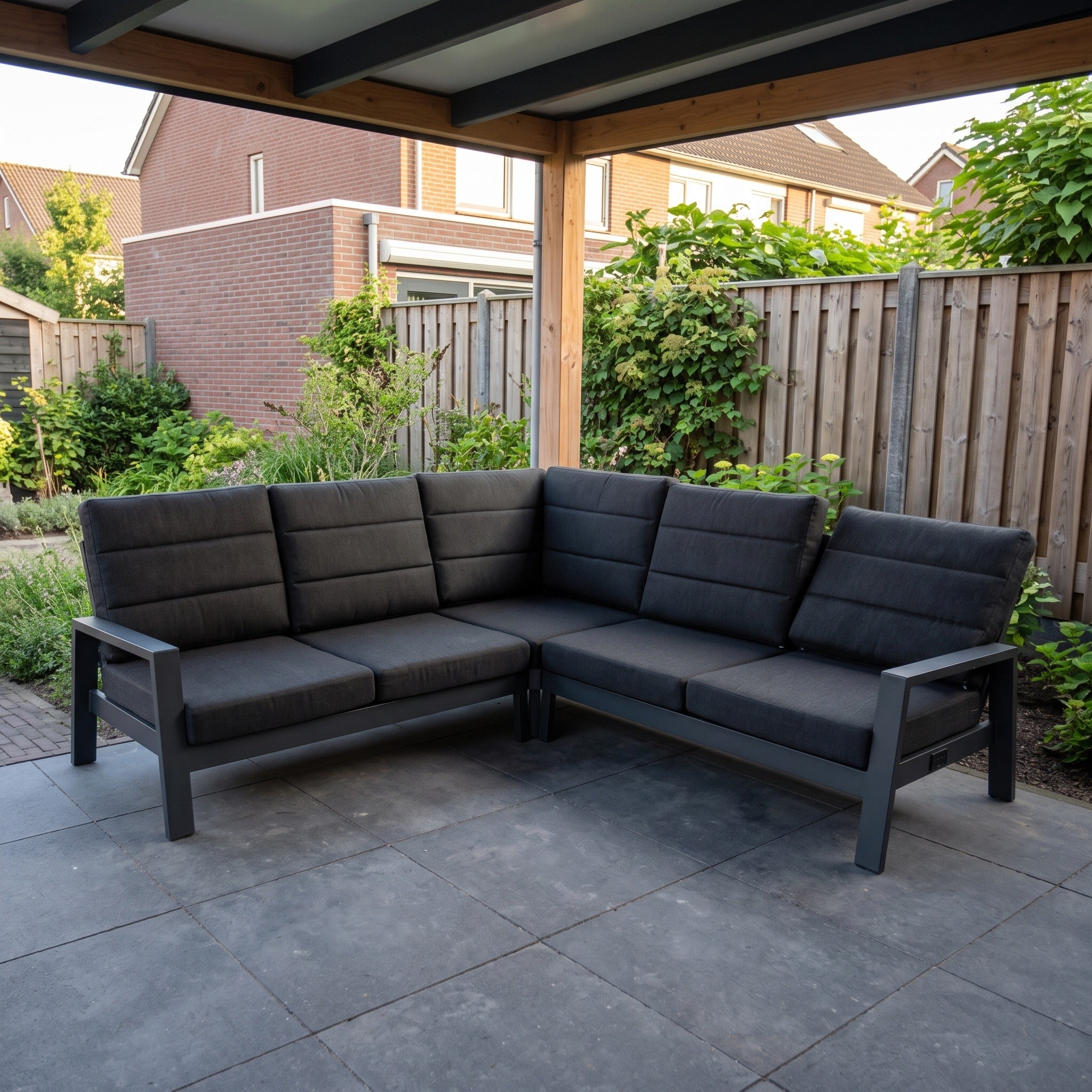 Lukkes Outdoor Queens loungehoek in een Nederlandse tuinomgeving
