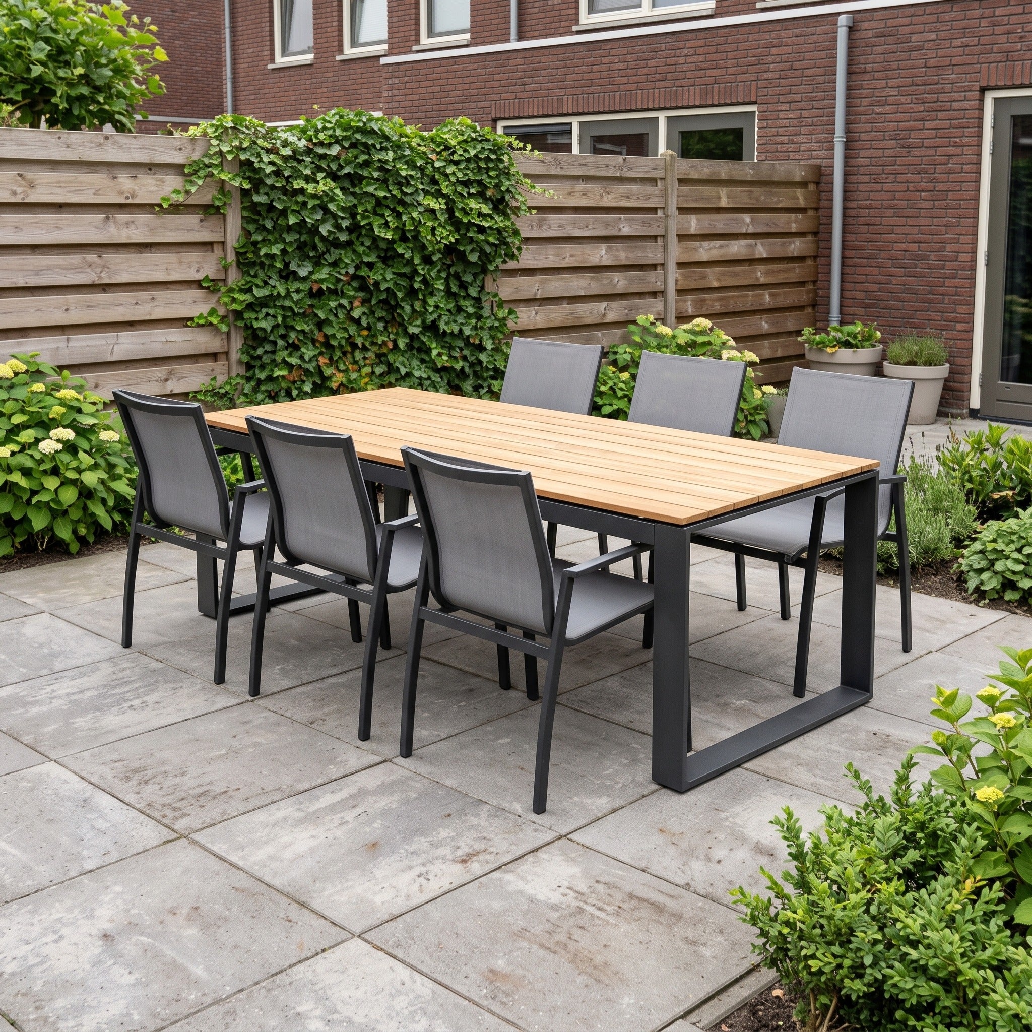 4 seasons outdoor heritage actie set 1 tafel + 6 stoel in een Nederlandse tuinomgeving