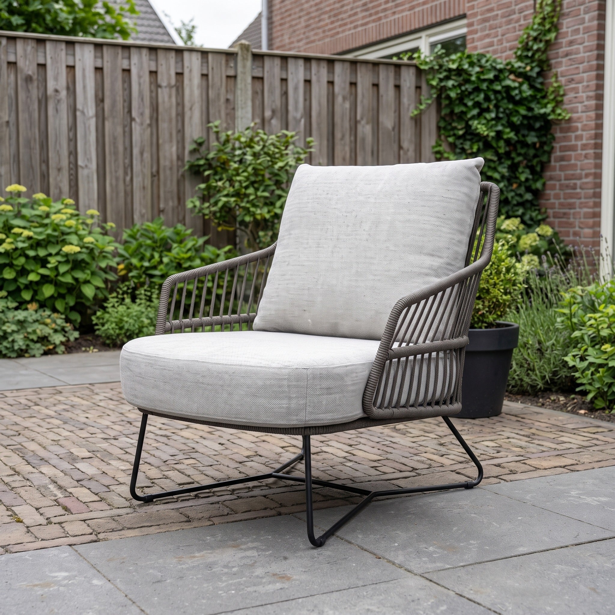 4 Seasons Outdoor Ancora loungestoel silver grey in een Nederlandse tuinomgeving
