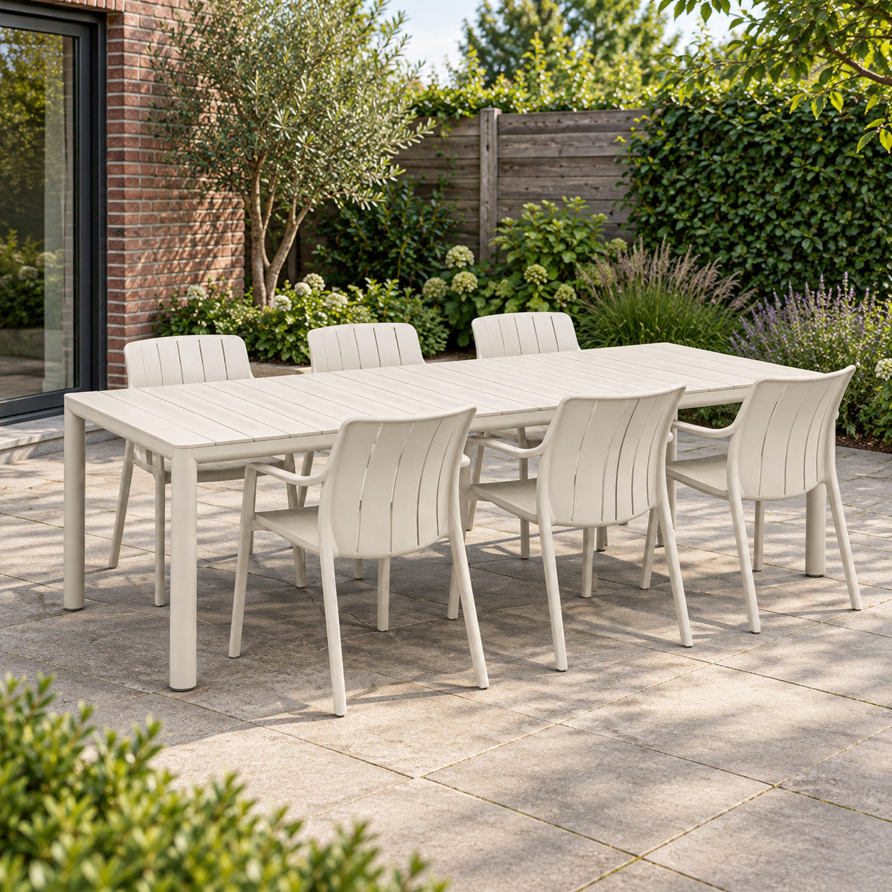 Nardi 7-delige diningset 6x tiberina dining stoel 1 x Teverne uitschuifbare tafel 147-211 Corda in een Nederlandse tuinomgeving