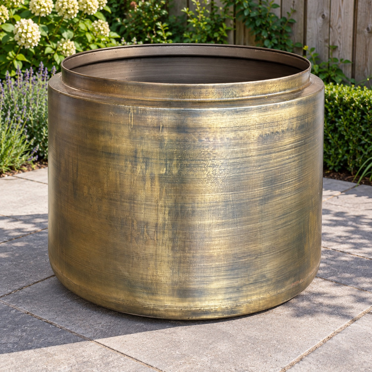 Lukkes Outdoor Pot Gold (Goud) Maat XL in een Nederlandse tuinomgeving