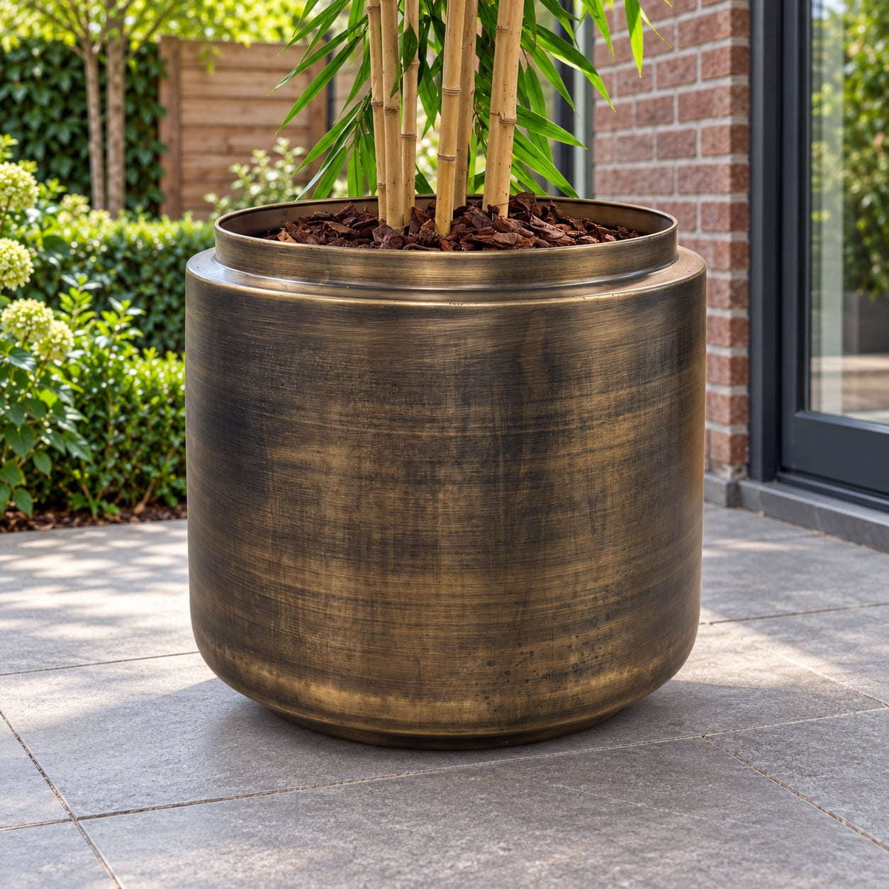 Lukkes Outdoor Pot Gold (Goud) maat L in een Nederlandse tuinomgeving