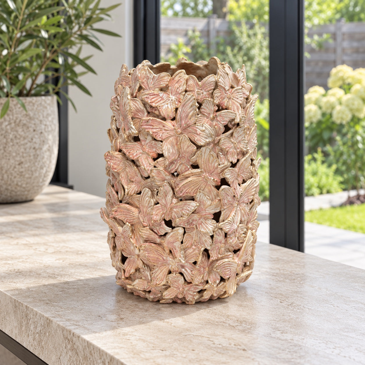 Lukkes Outdoor kaarsenpot High Bloom in een Nederlandse tuinomgeving