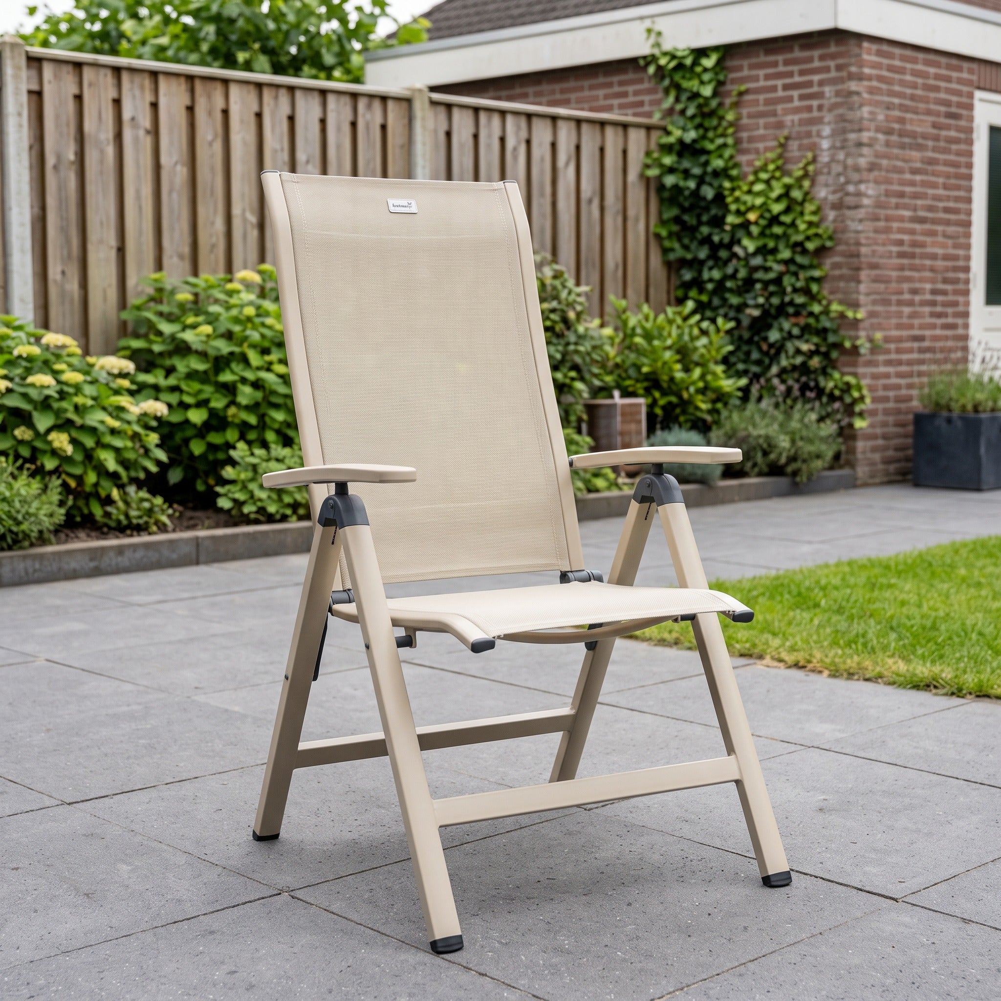 Hartman Alice Comfort Recliner Sand-Beige Alu in een Nederlandse tuinomgeving