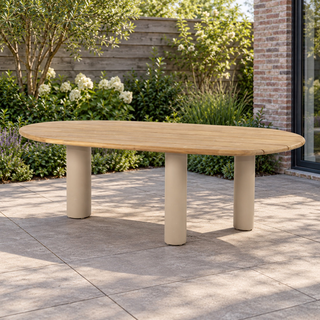 Taste by 4SO Estate eettafel teak 240 x 105 cm in een Nederlandse tuinomgeving