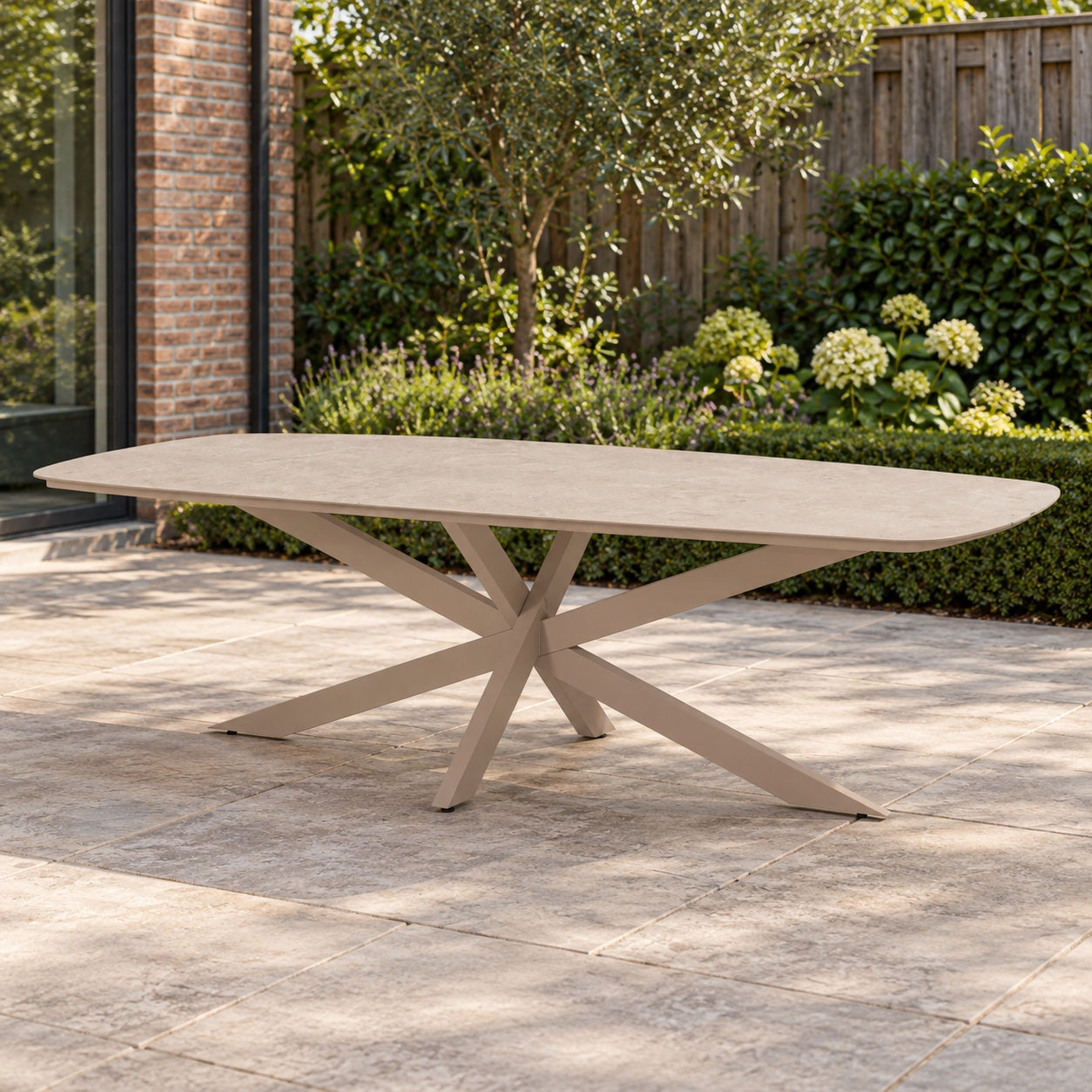 4 Seasons Outdoor Nevada Low dining tafel 250 x 105 cm latte in een Nederlandse tuinomgeving