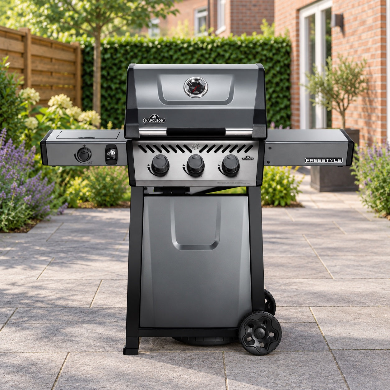 Napoleon Freestyle 365 barbecue in graphite met zijbrander op een terras.
