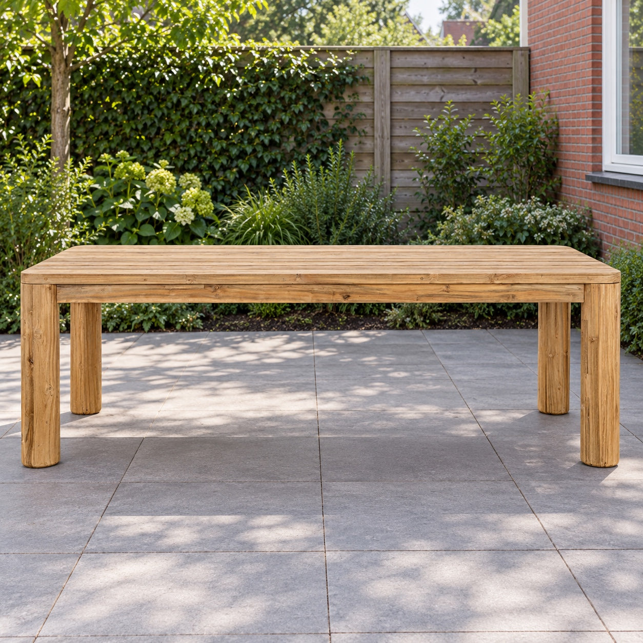 Bizzotto MAVERICK Dining Tafel 240 x 100 cm in een Nederlandse tuinomgeving