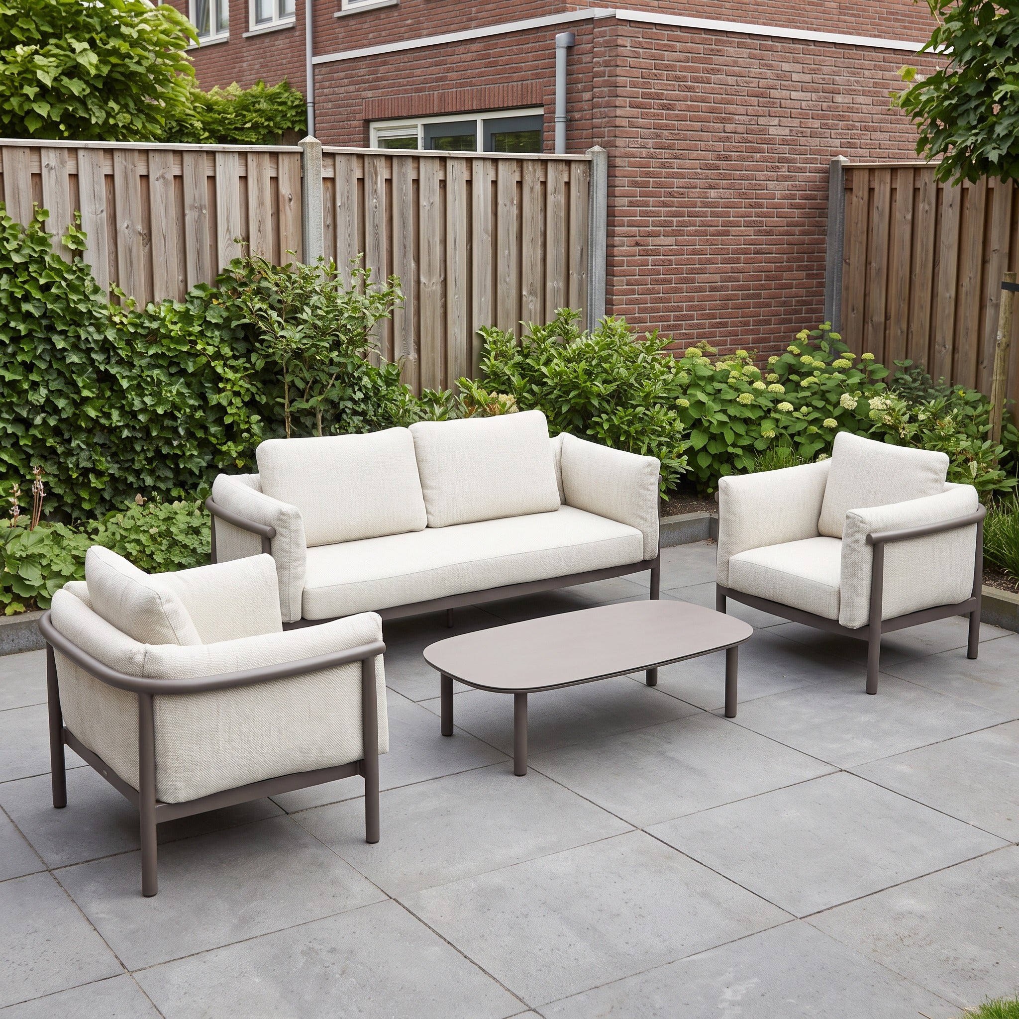 Bizzotto Theodore Castor 4-delige loungeset incl. kussens in een Nederlandse tuinomgeving