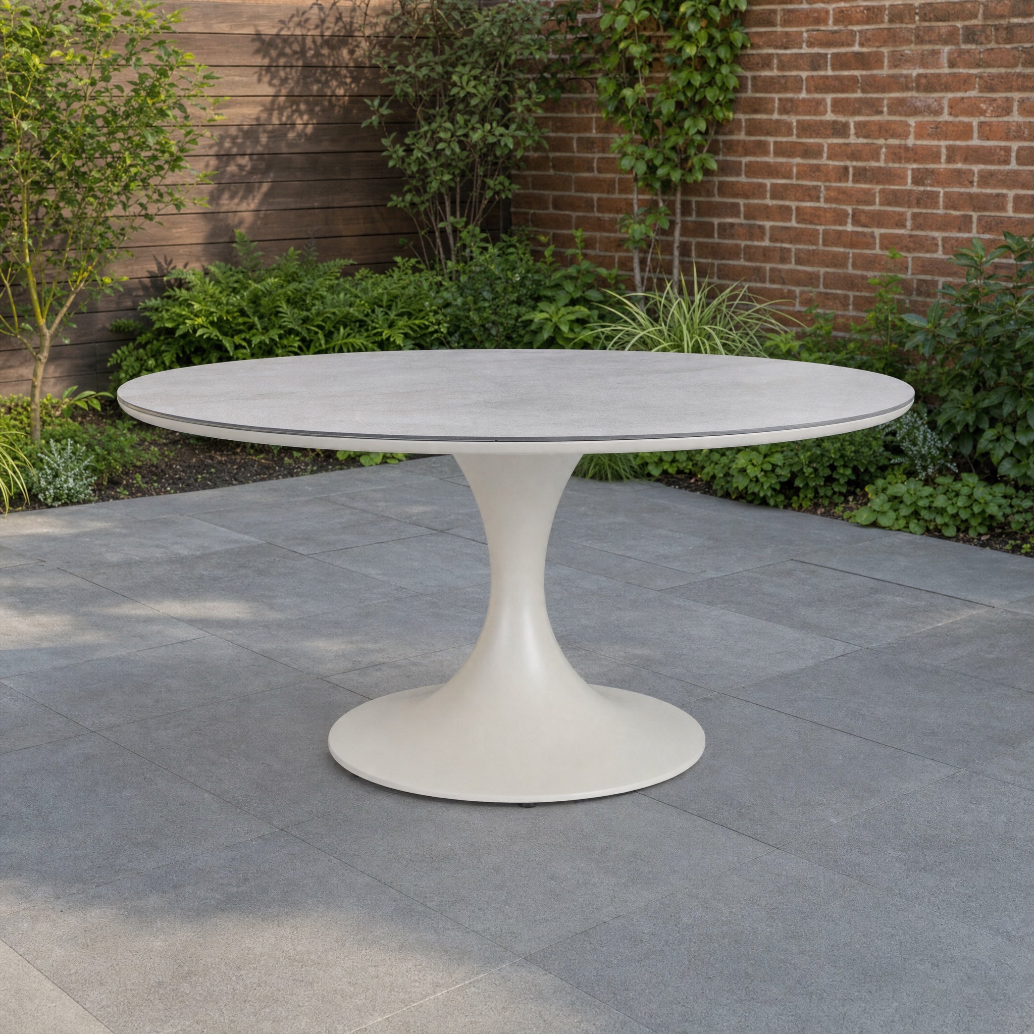 Bizzotto ARNOLD Dining Tafel Ø158 cm Pelican in een Nederlandse tuinomgeving