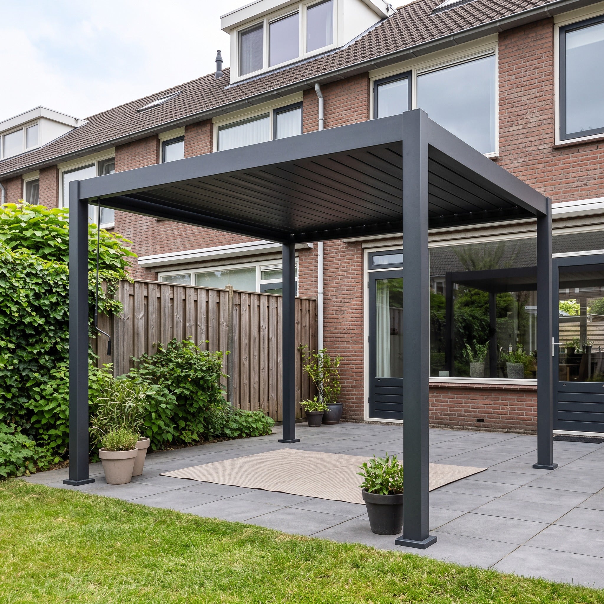 Bizzotto Ocean Pergola 3x3 meter Charcoal in een Nederlandse tuinomgeving