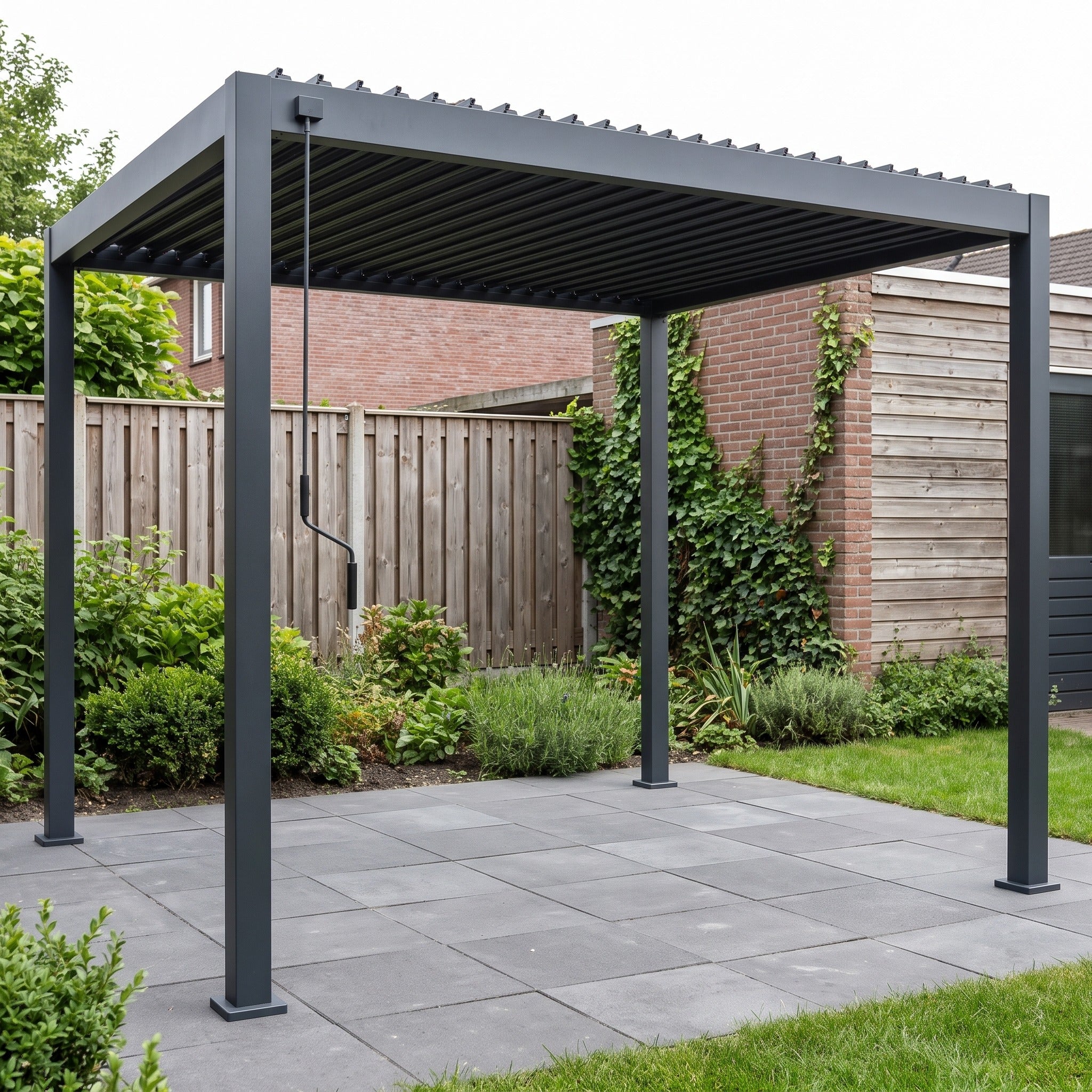 Bizzotto Ocean Pergola 3x4 meter Charcoal in een Nederlandse tuinomgeving