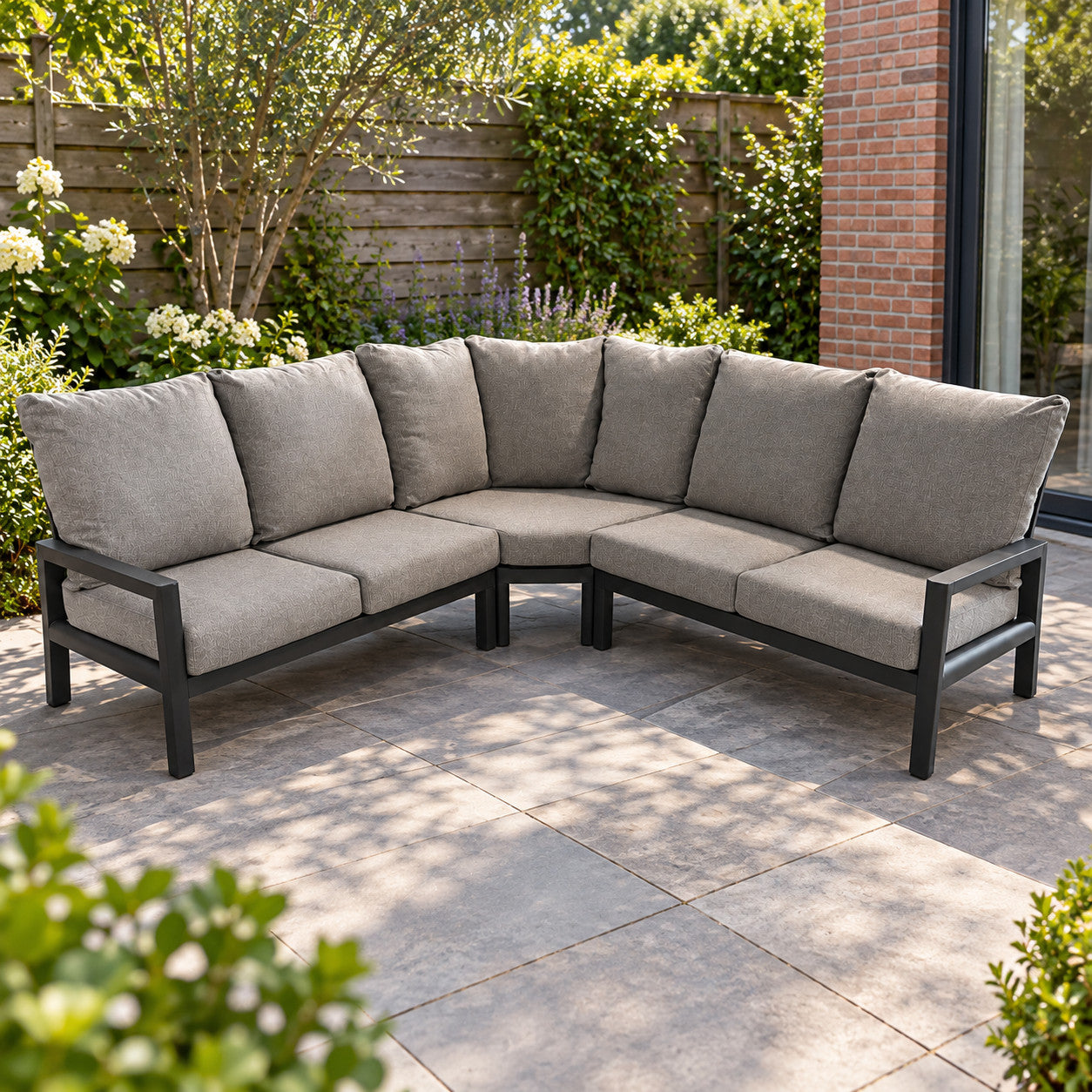 Tierra Outdoor Sevilla grote loungehoek Charcoal in een Nederlandse tuinomgeving