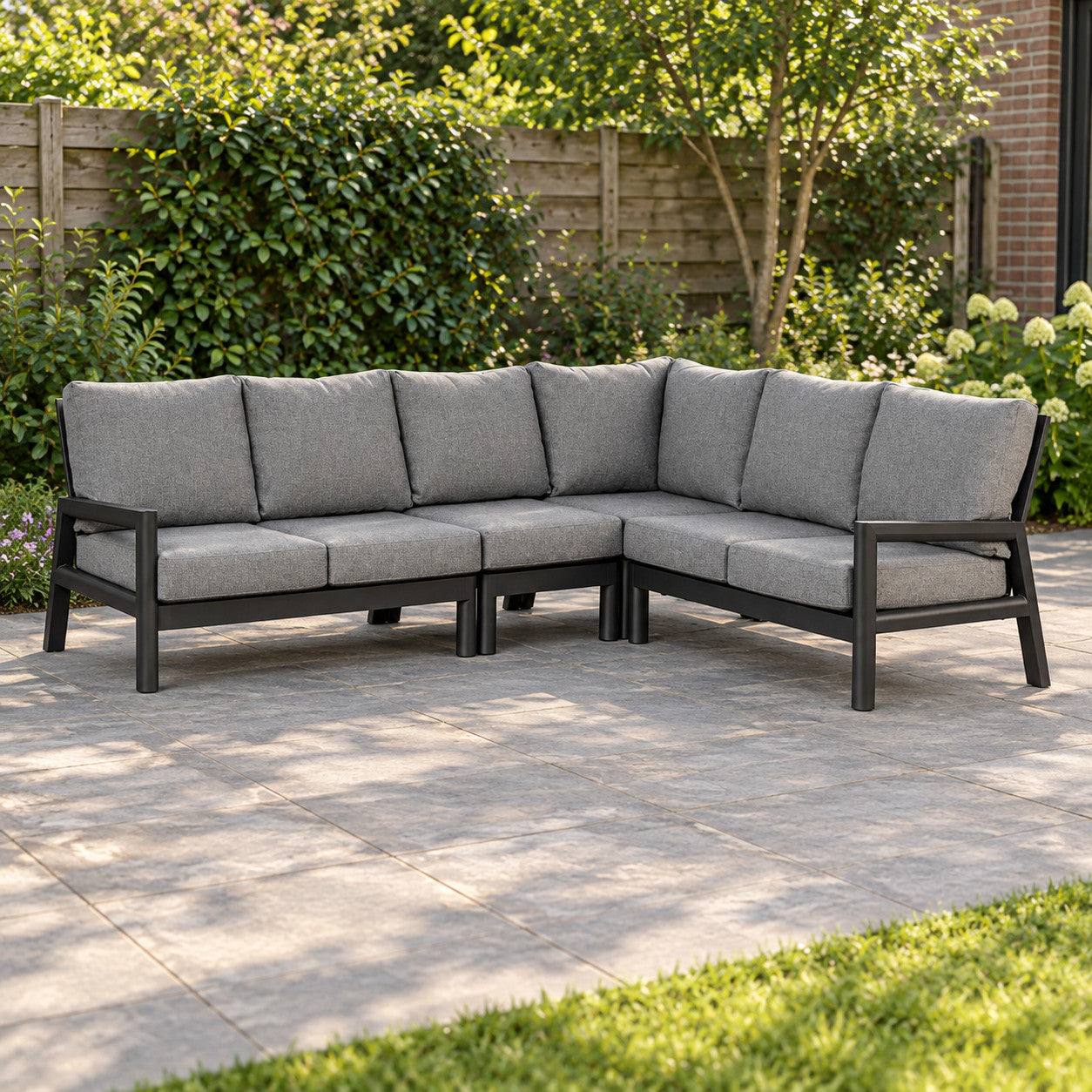 Tierra Outdoor Sevilla grote loungehoek Charcoal XL in een Nederlandse tuinomgeving