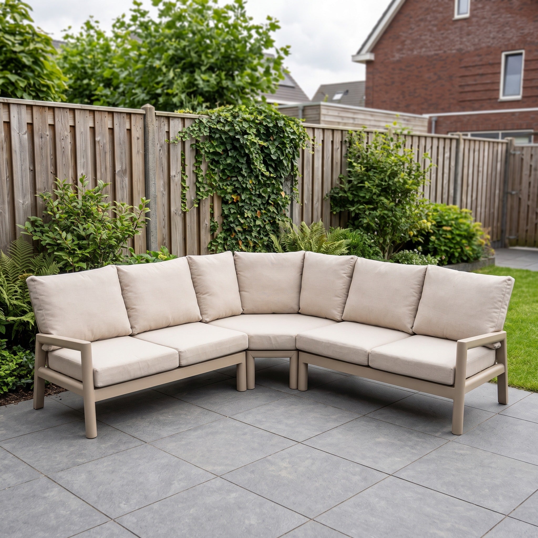 Tierra Outdoor Sevilla grote loungehoekset Champagne in een Nederlandse tuinomgeving