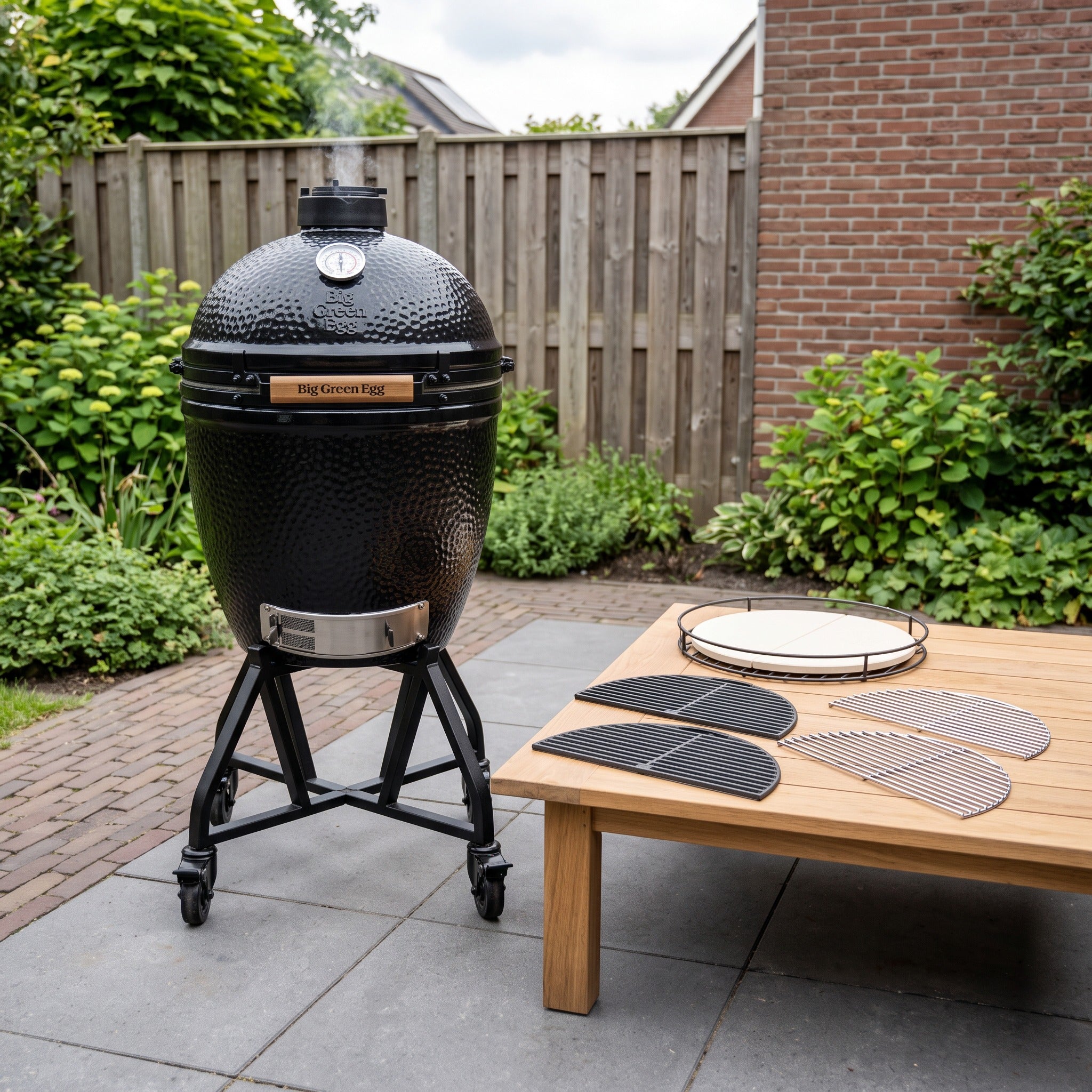 BIG GREEN EGG THE ONYX LARGE MASTER SET in een Nederlandse tuinomgeving