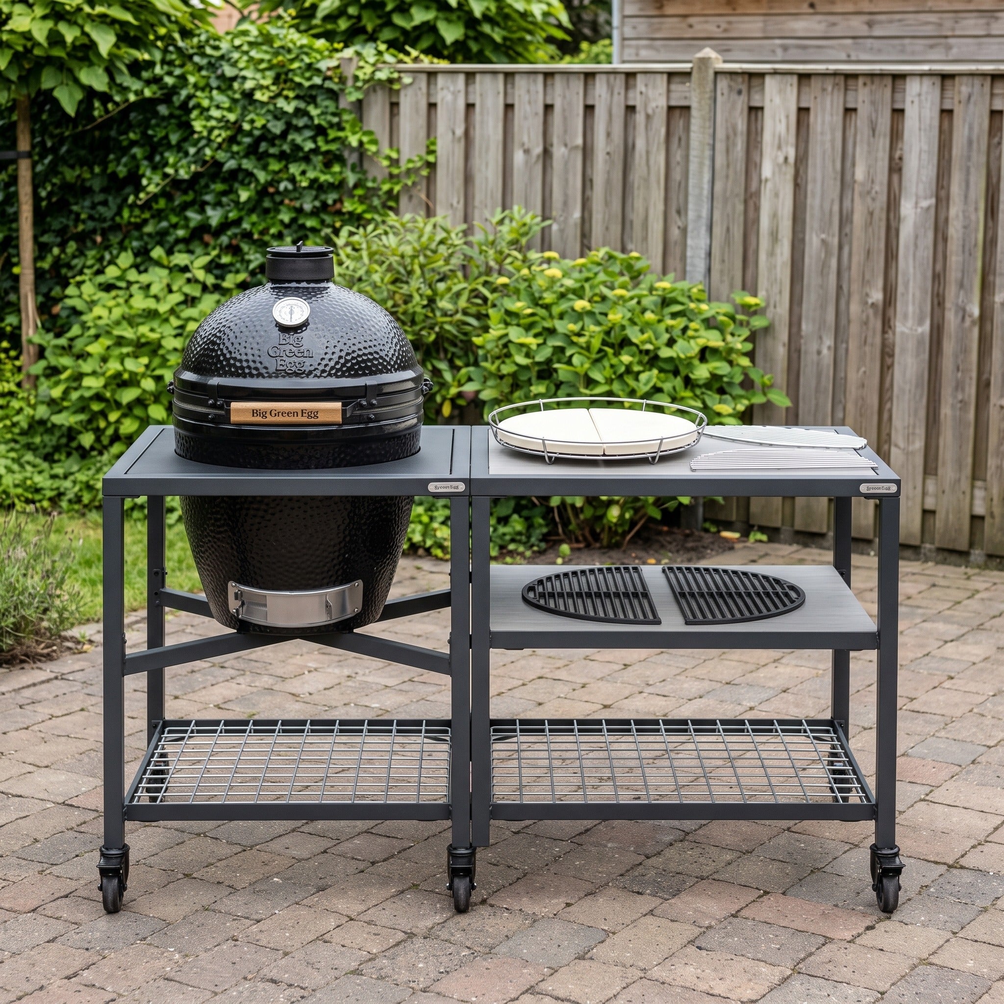 BIG GREEN EGG THE ONYX LARGE OUTDOOR KITCHEN in een Nederlandse tuinomgeving