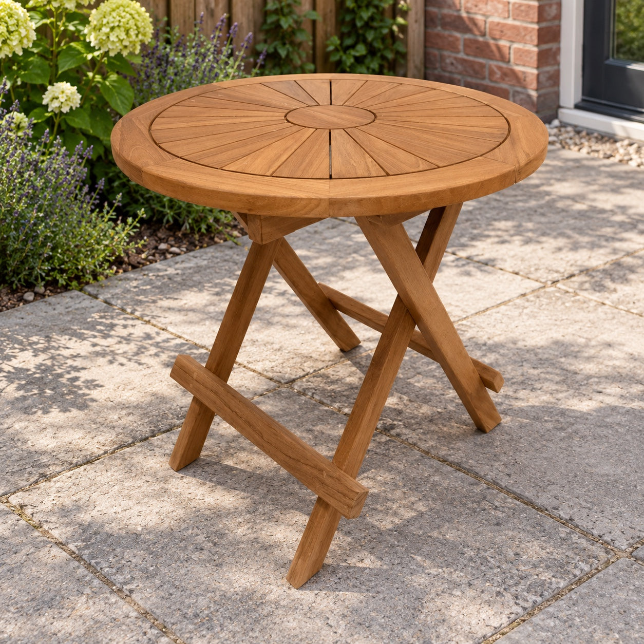 Jojo Living inklap tafel Sun (kids) in een Nederlandse tuinomgeving