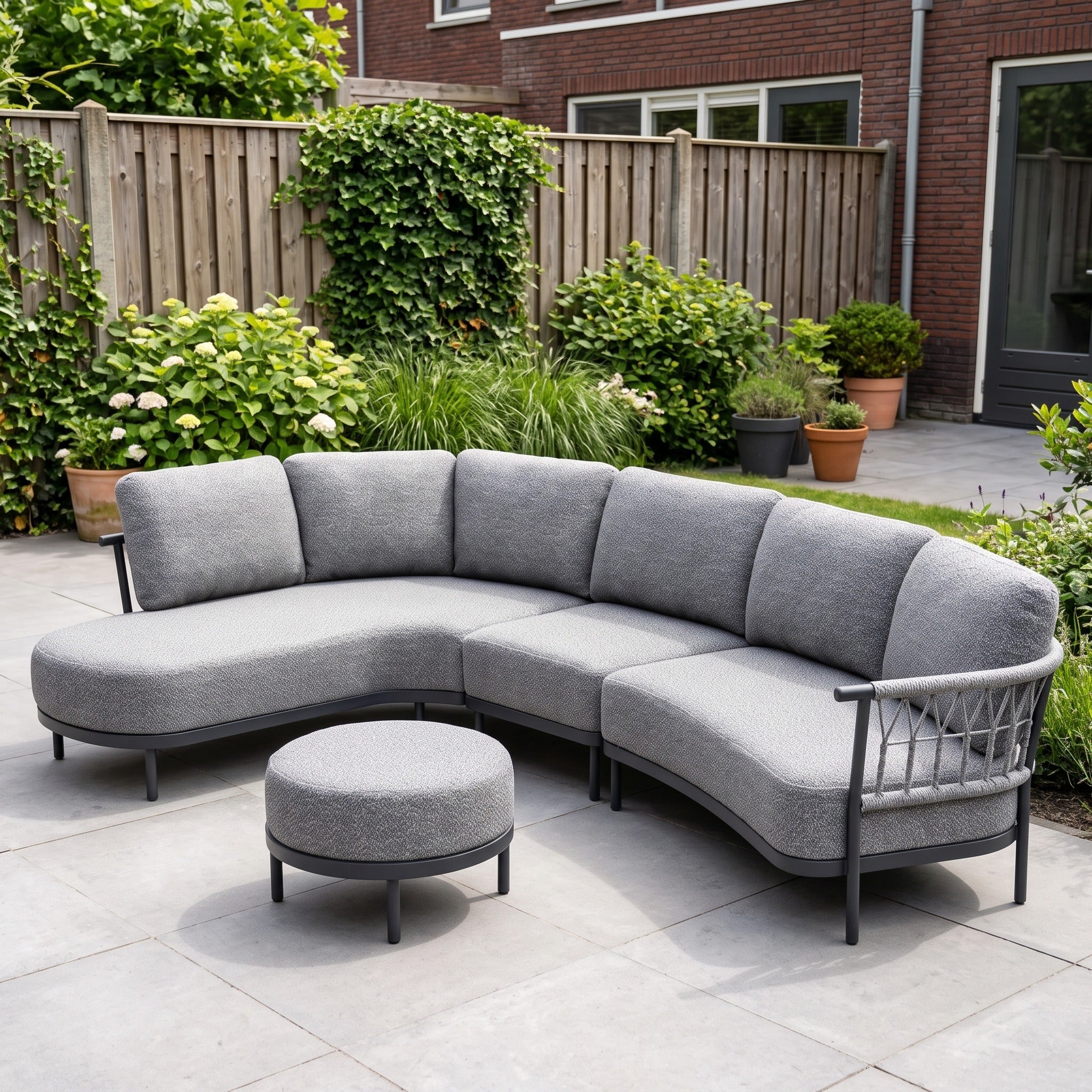 Tierra Outdoor ACTIE! Fresca loungehoekset links compleet Charcoal incl. middenelement en hocker/tafel in een Nederlandse tuinomgeving