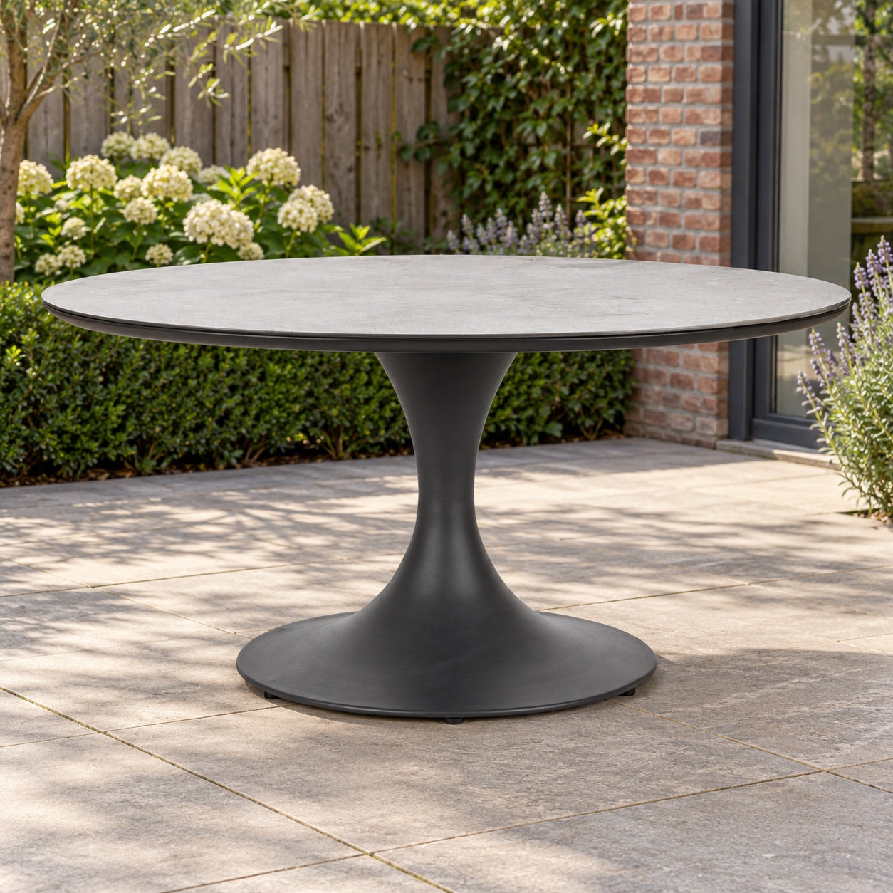 Bizotto ARNOLD Dining tafel R158cm Antraciet in een Nederlandse tuinomgeving
