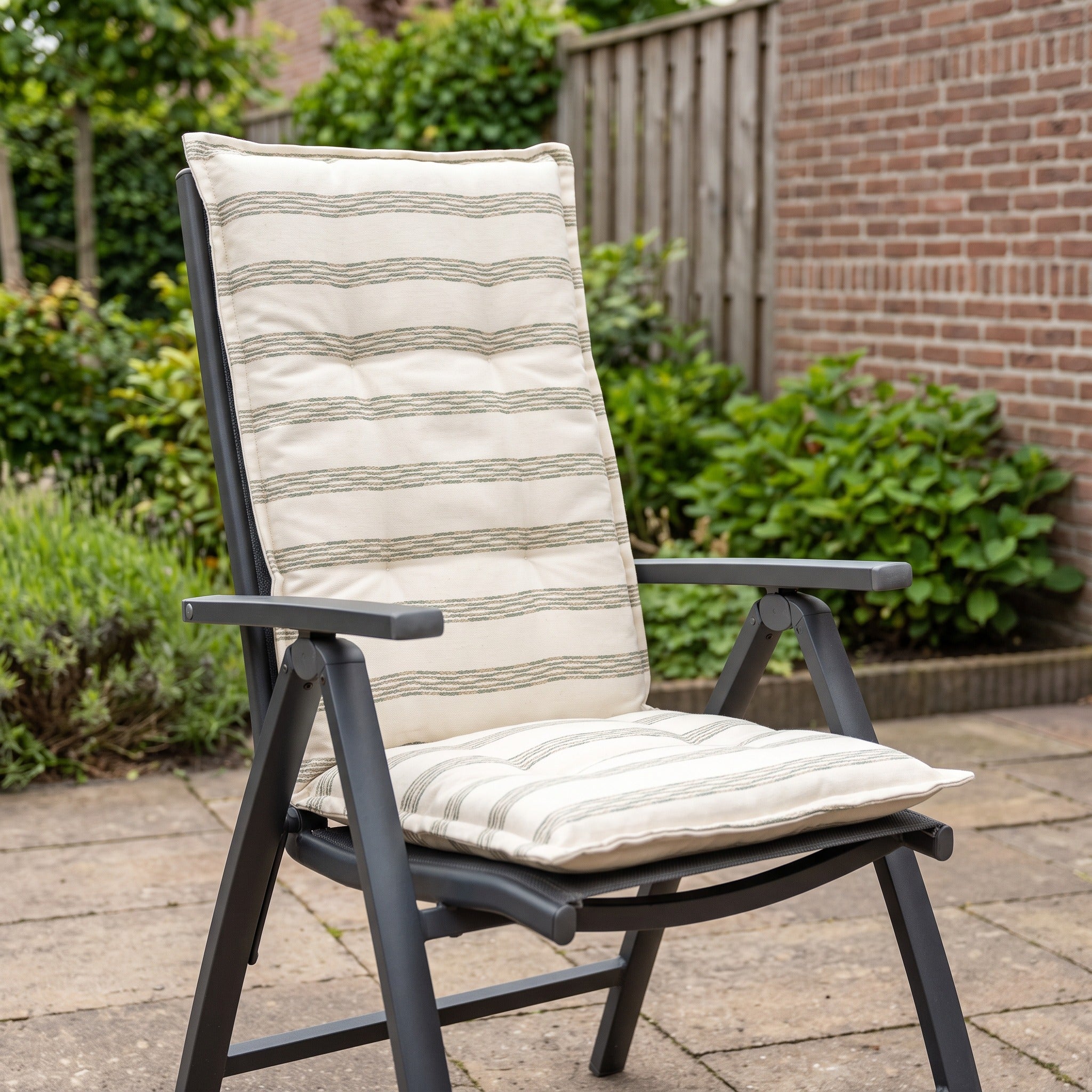 Hartman Sascha Green Hoge Rug 123x50x10 in een Nederlandse tuinomgeving