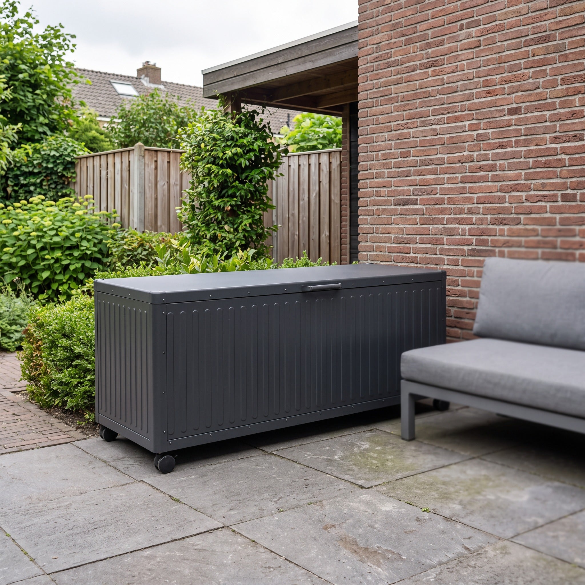 Bizzotto Kussen Opbergbak Charcoal M 165x70x72 in een Nederlandse tuinomgeving