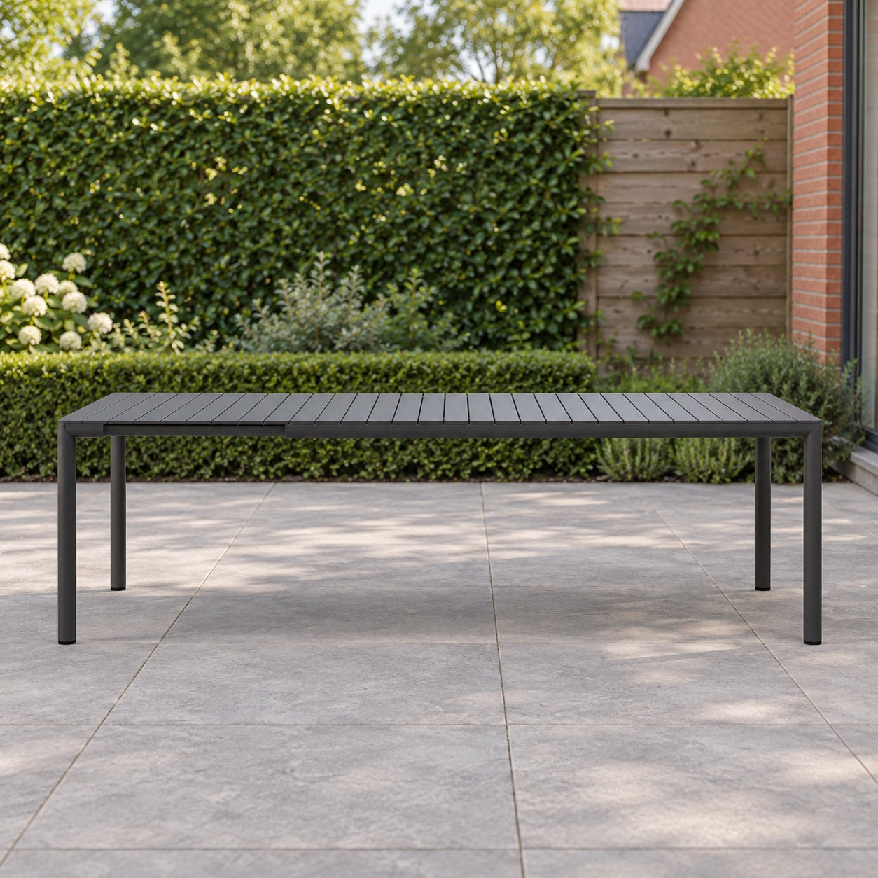 Nardi verstelbare tuintafel in antraciet in een Nederlandse achtertuin.