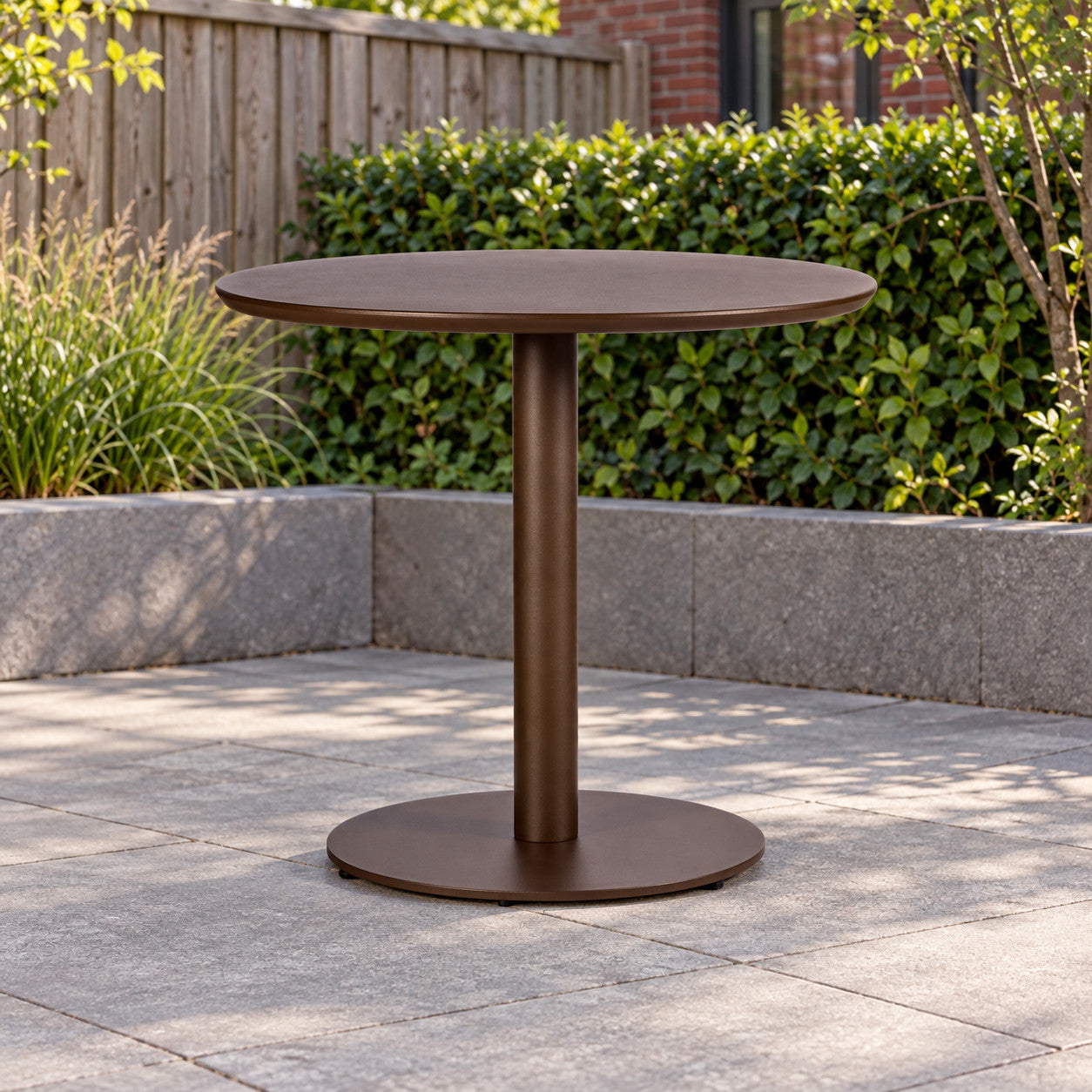 Yoi Vernazza low dining tafel Ø60x68cm alu bronze in een Nederlandse tuinomgeving