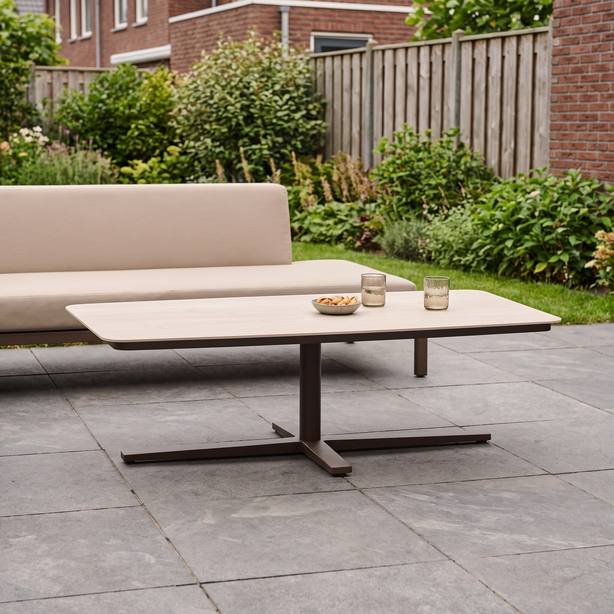 YOI  Pollenca/Vidago coffee table 130x70x45cm. alu bronze/travert in een Nederlandse tuin